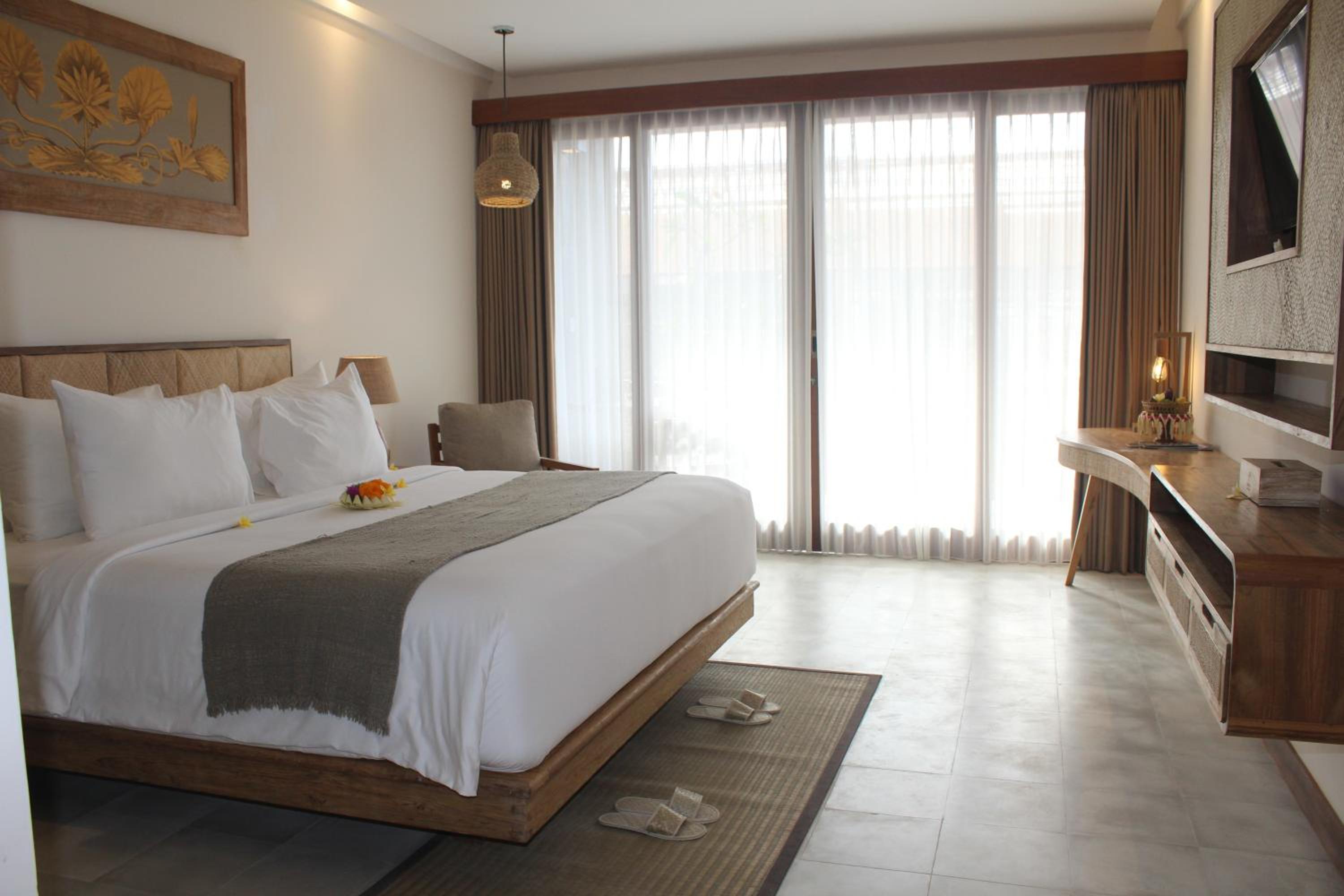 Suite with Pool View - Photo 20