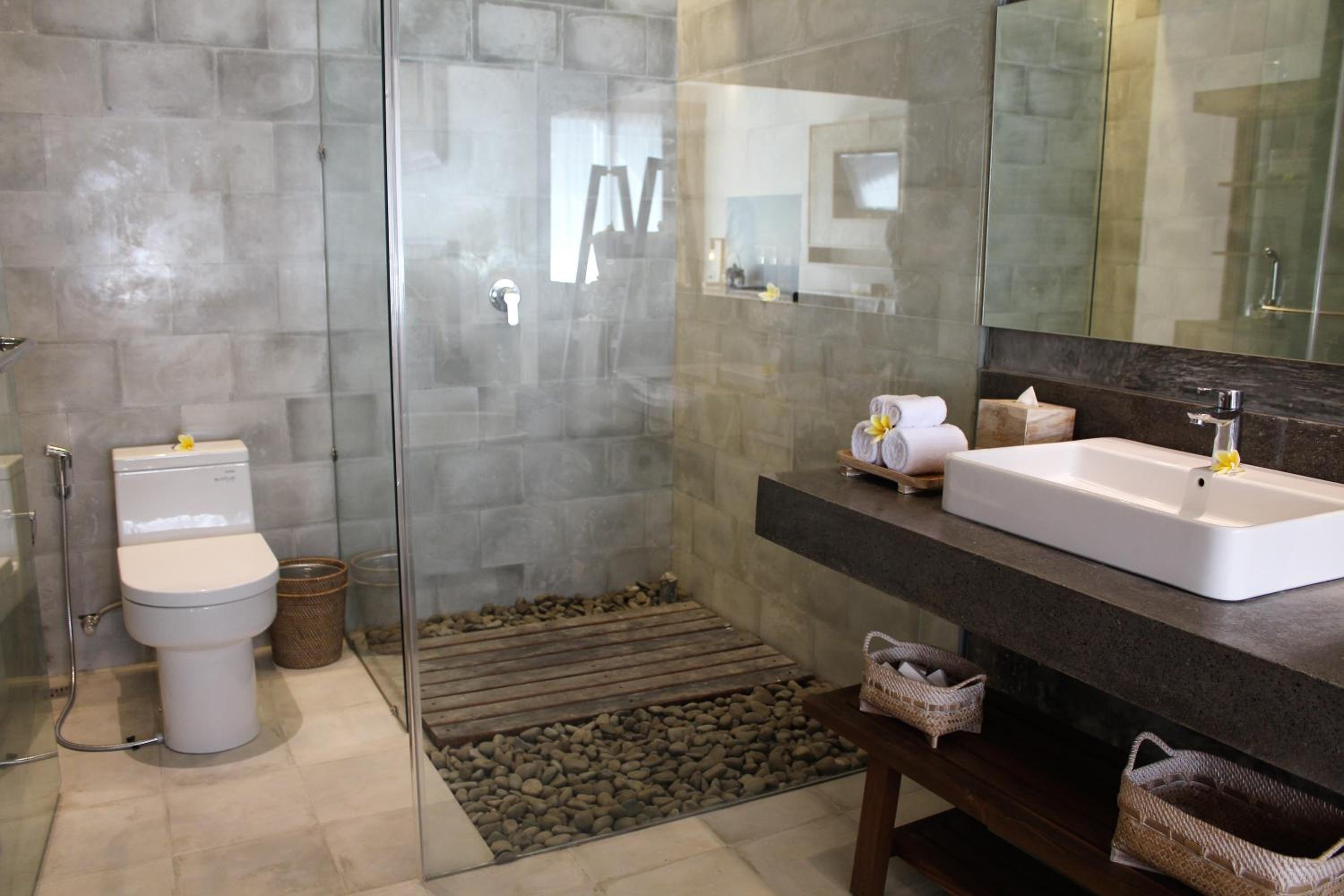 Suite with Pool View - Photo 23