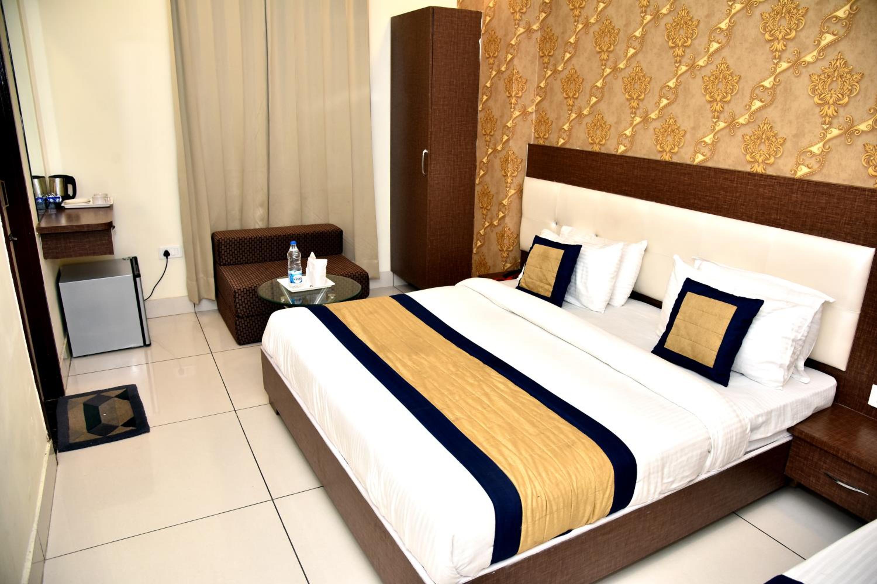 Deluxe Double Room (2 Adults + 1 Child)