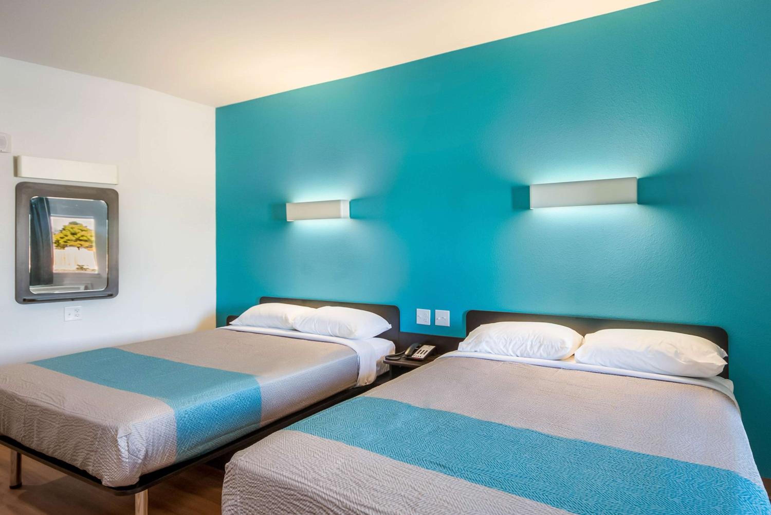 Deluxe Queen Room with Two Queen Beds - Non-Smoking - Photo 1