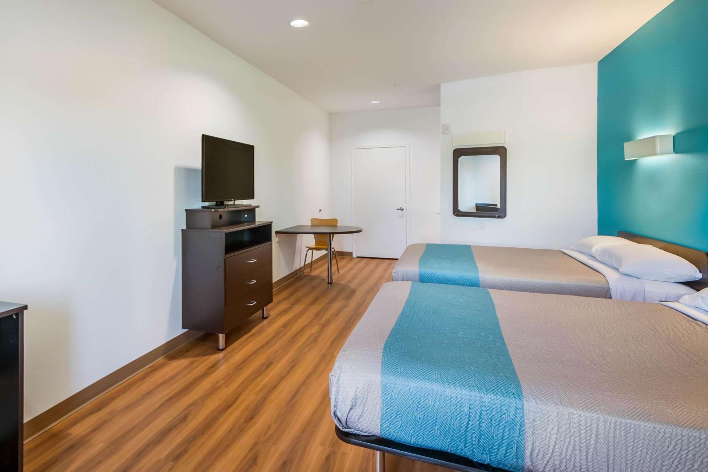 Deluxe Queen Room with Two Queen Beds - Non-Smoking - Photo 4