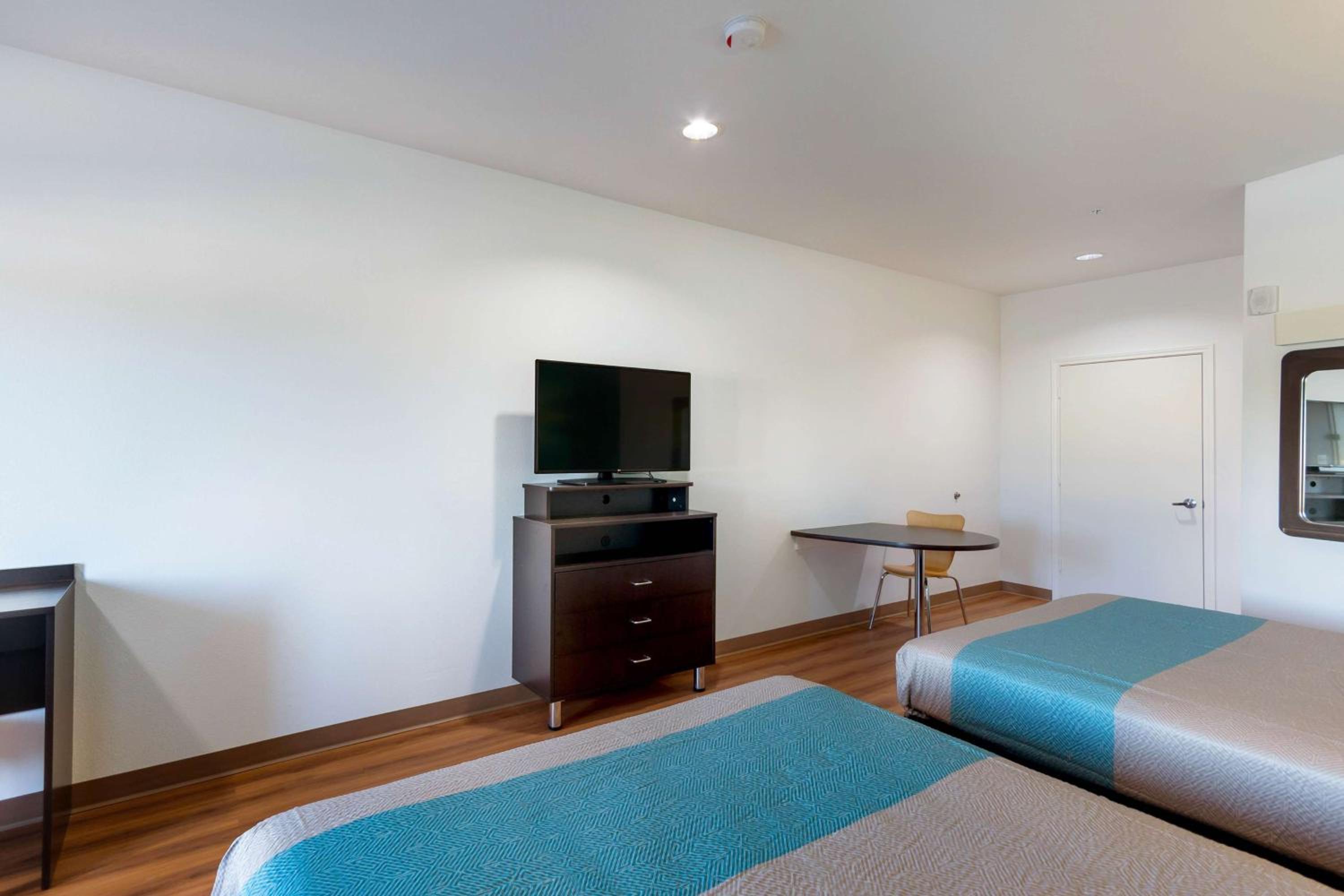 Deluxe Queen Room with Two Queen Beds - Non-Smoking - Photo 7