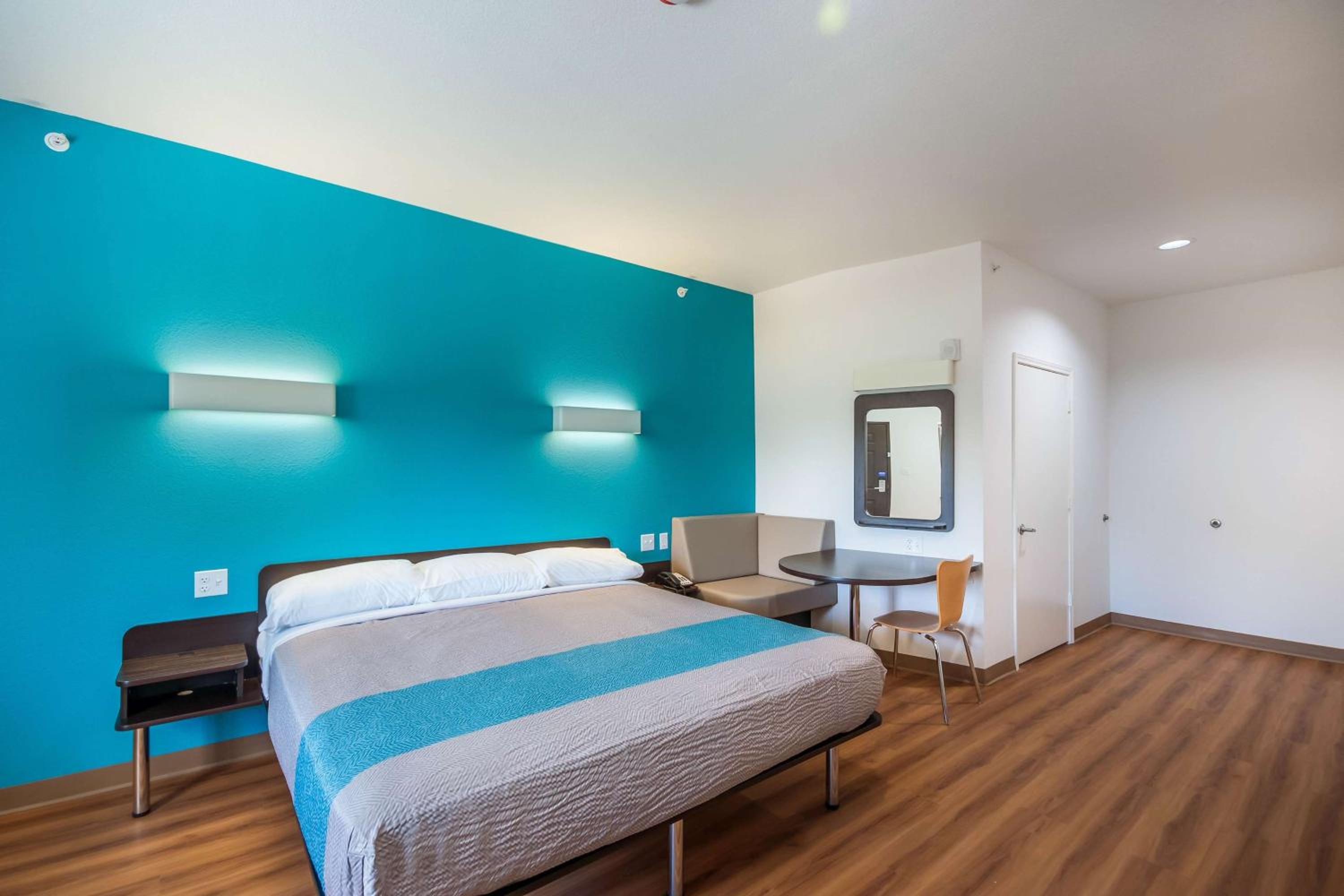 Deluxe King Room - Non-Smoking - Photo 2