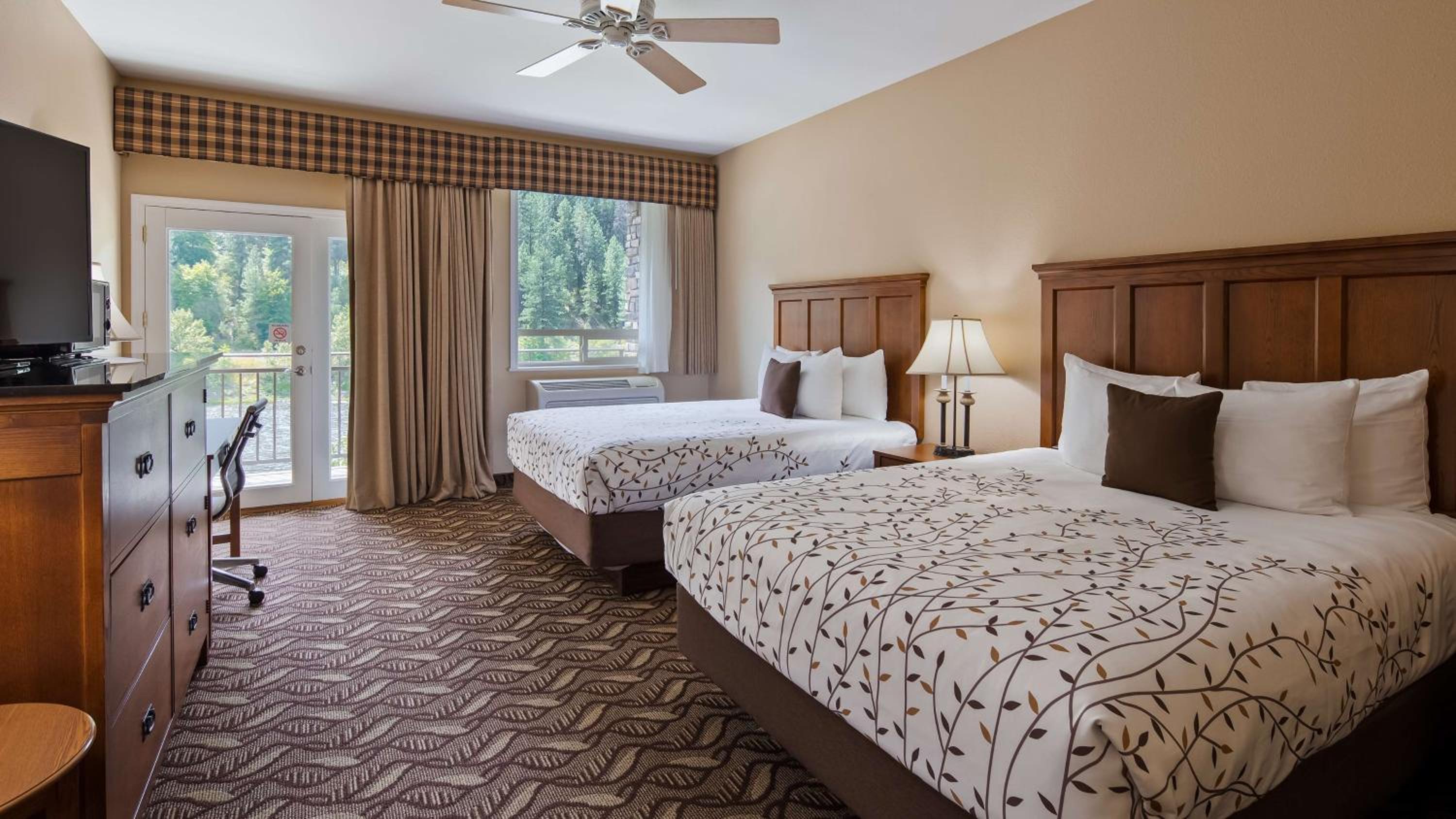 Queen Room with Two Queen Beds - River View photo 1