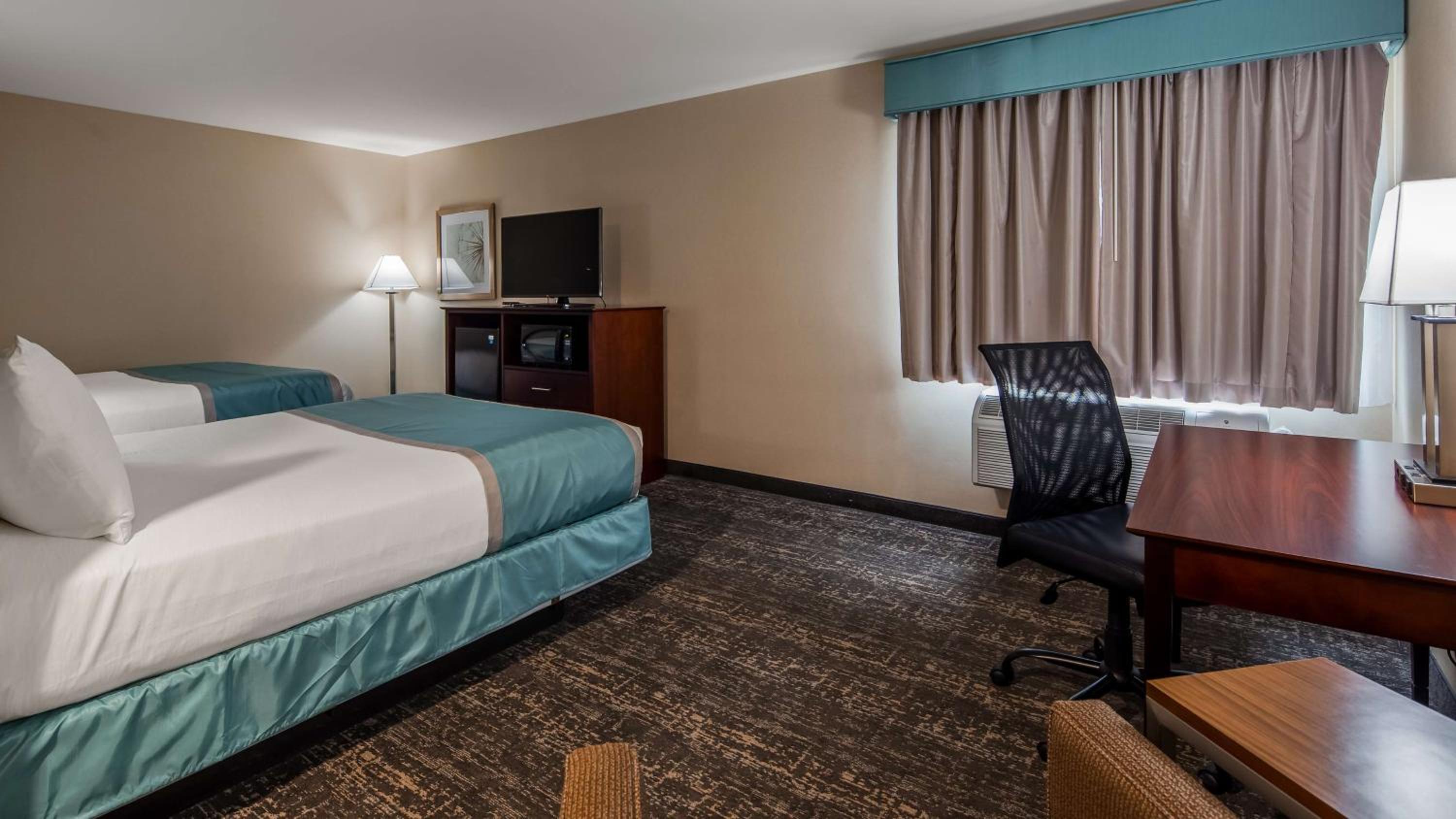 Queen Suite with Two Queen Beds and Sofa Bed photo 3