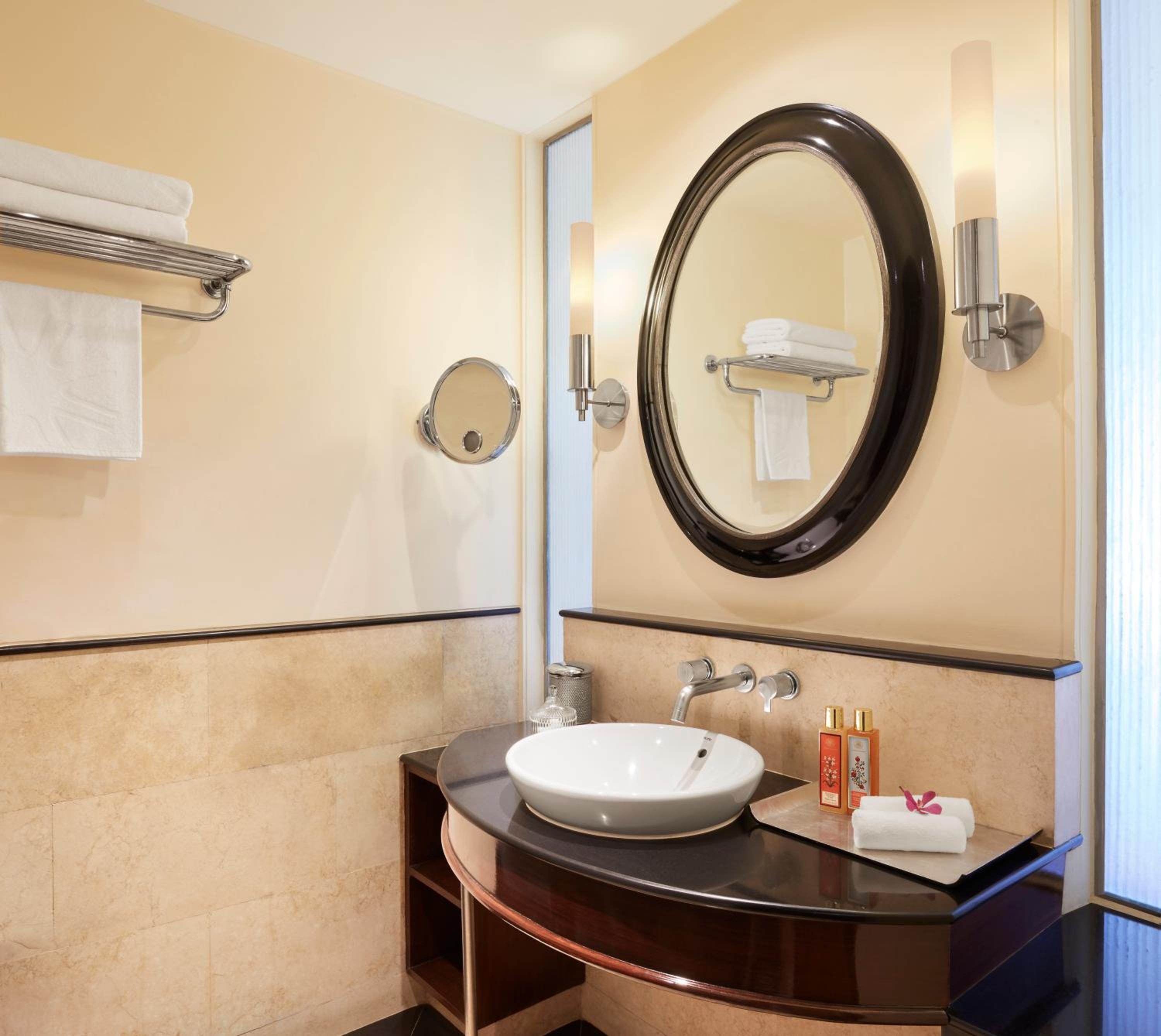 Executive Suite Partial Sea View King Bed with one way airport transfer