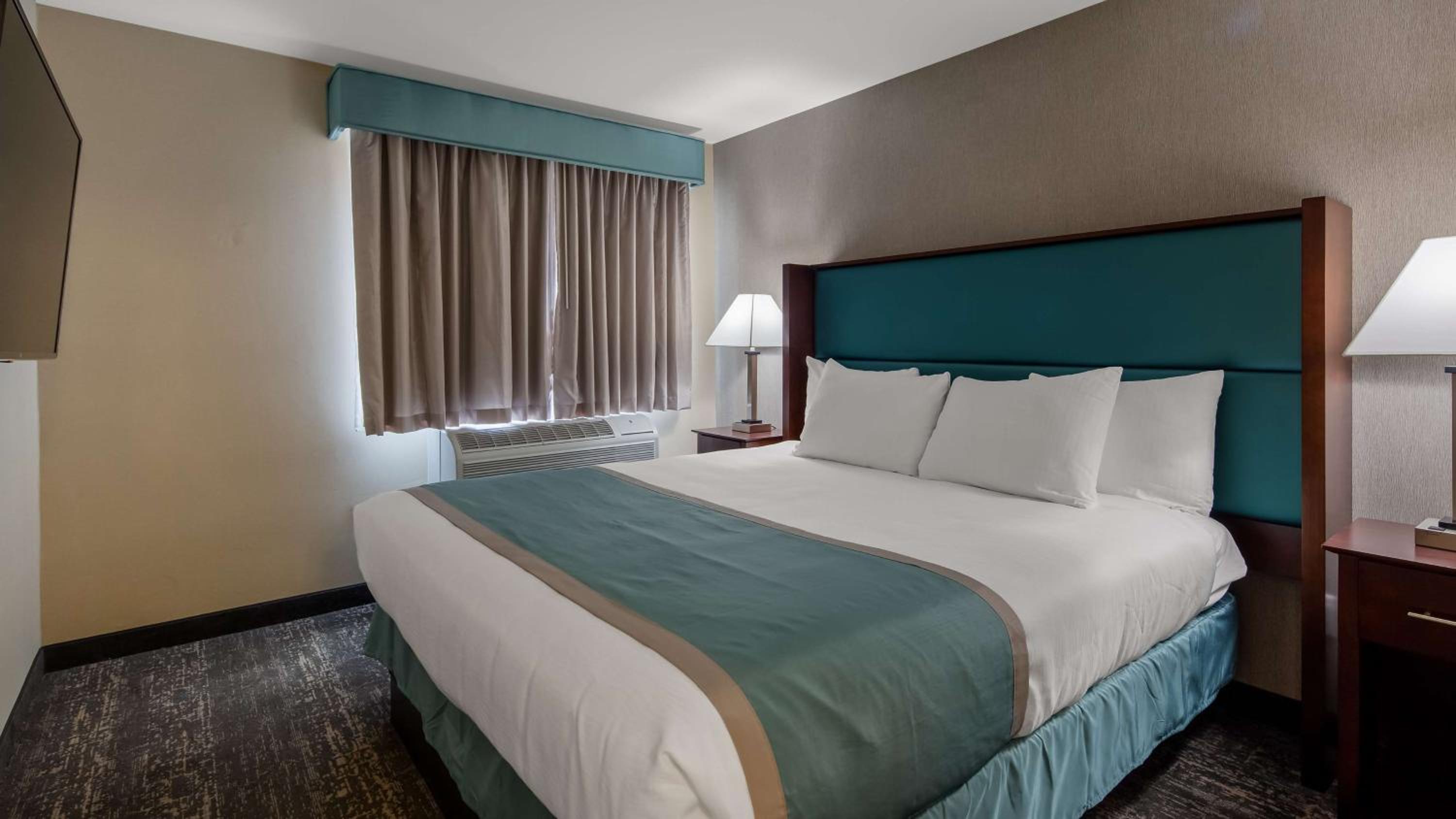 One-Bedroom King Suite with Sofa Bed photo 1