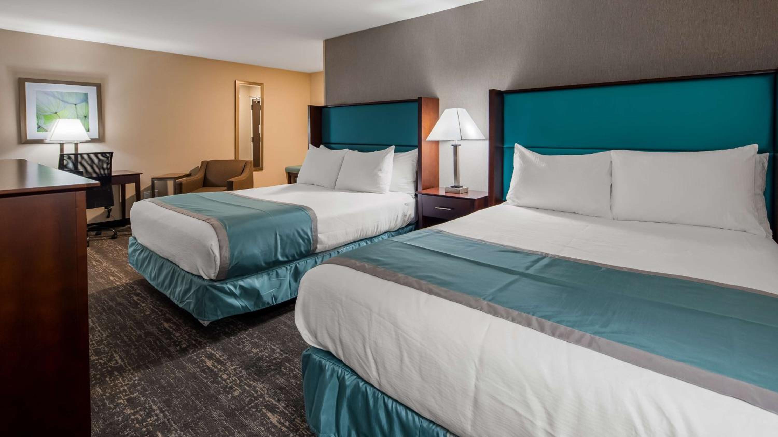 Queen Suite with Two Queen Beds and Sofa Bed photo 2