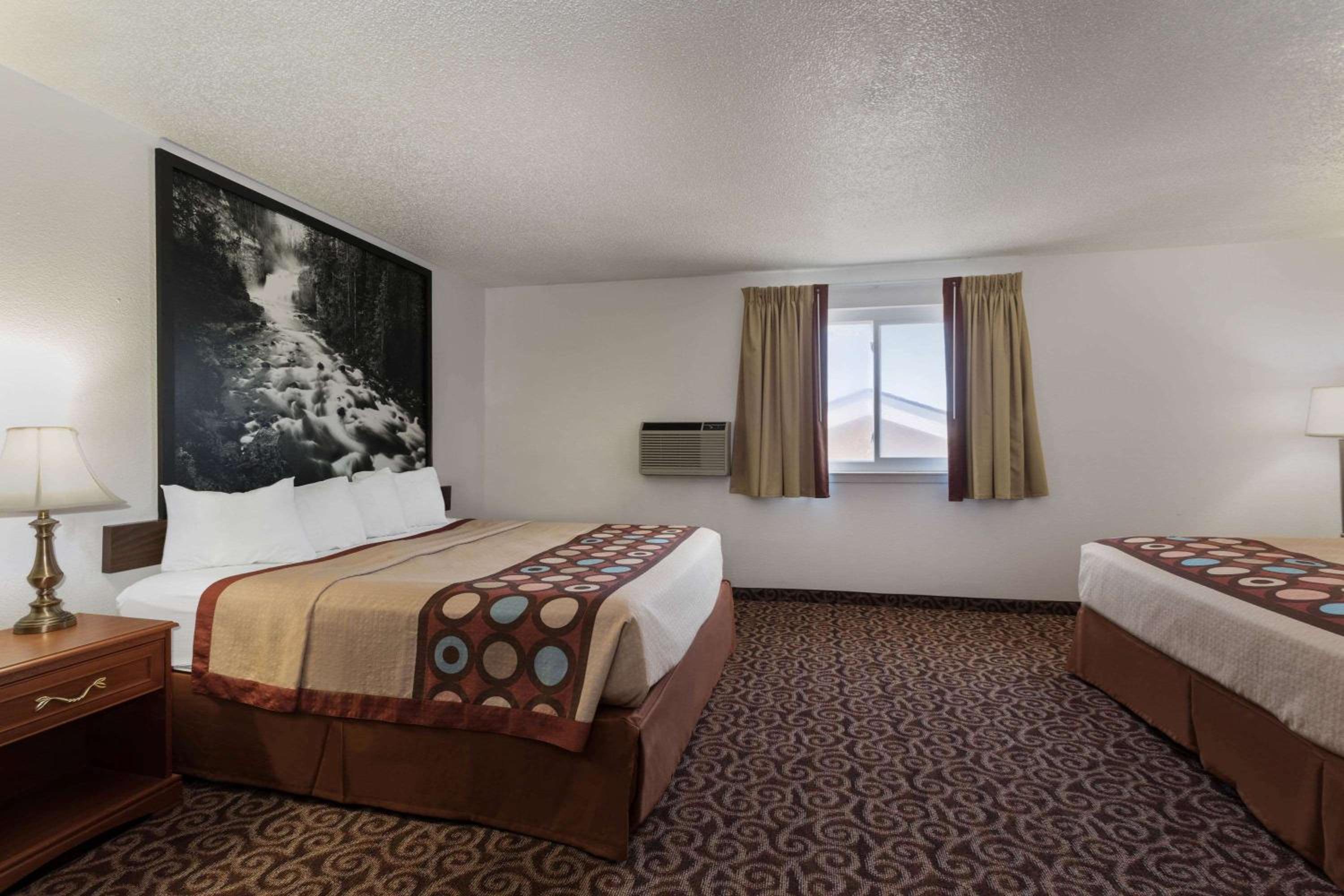 King Room with Two King Beds - Non-Smoking - Photo 2