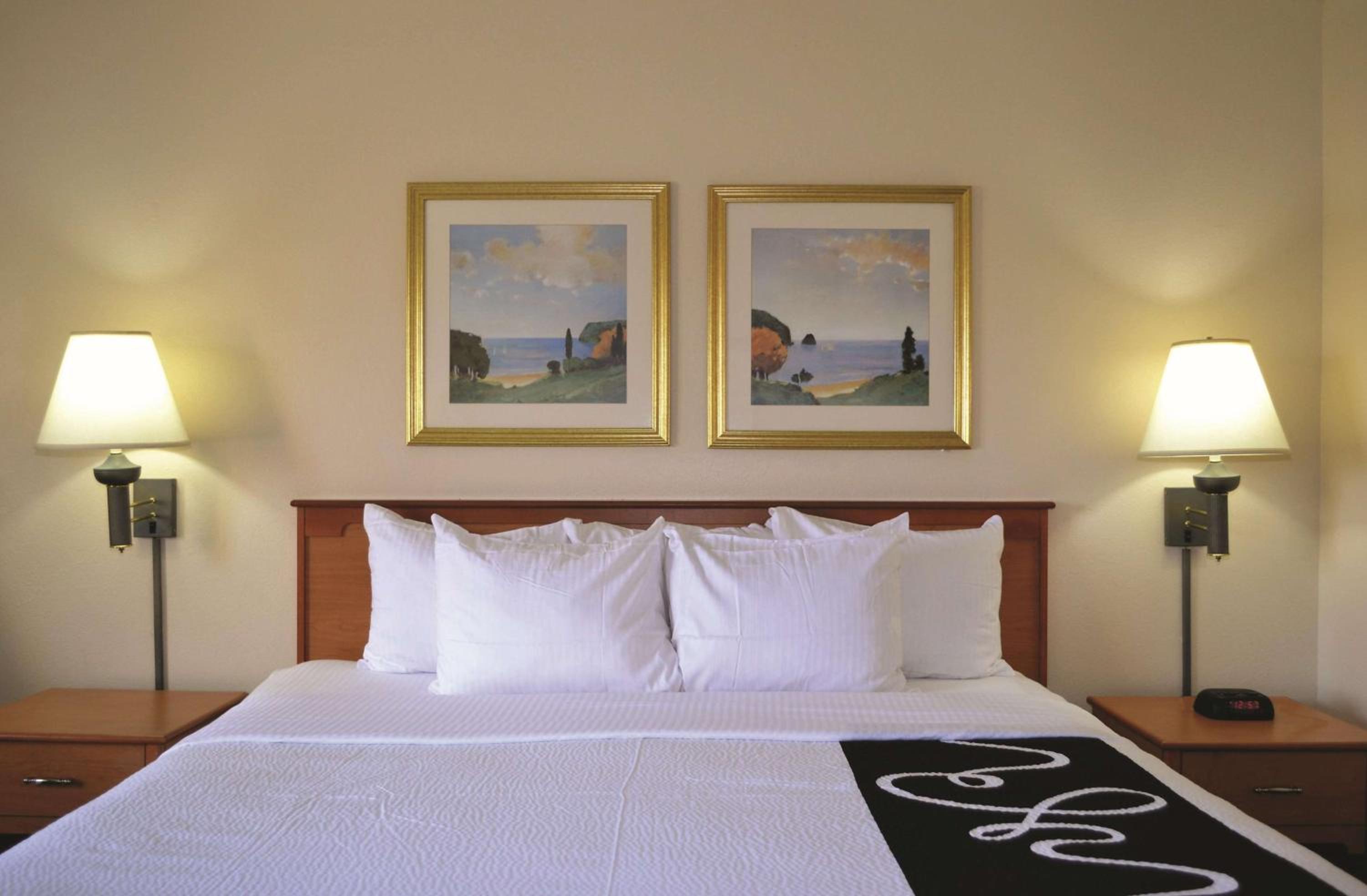 King Room - Non-Smoking - Photo 3