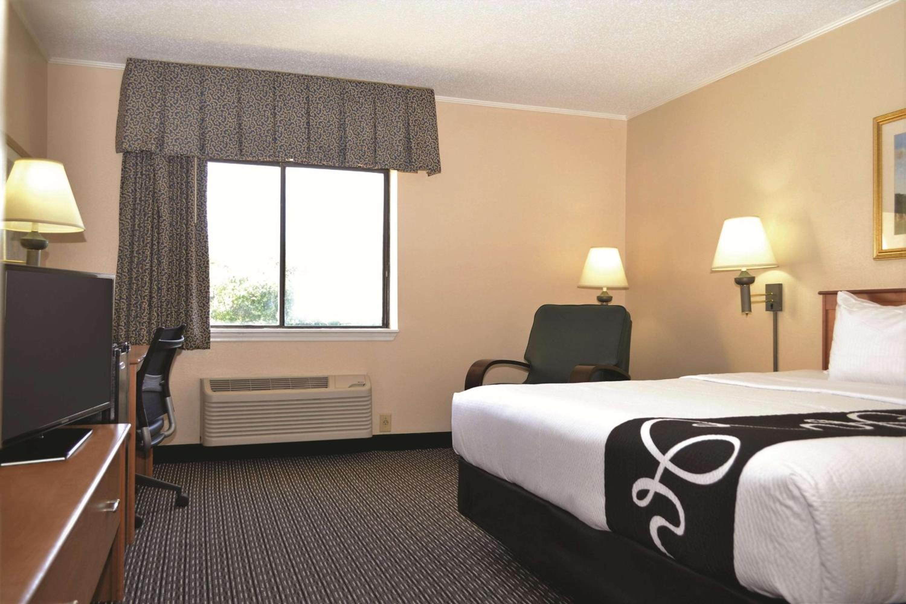 King Room - Non-Smoking - Photo 2