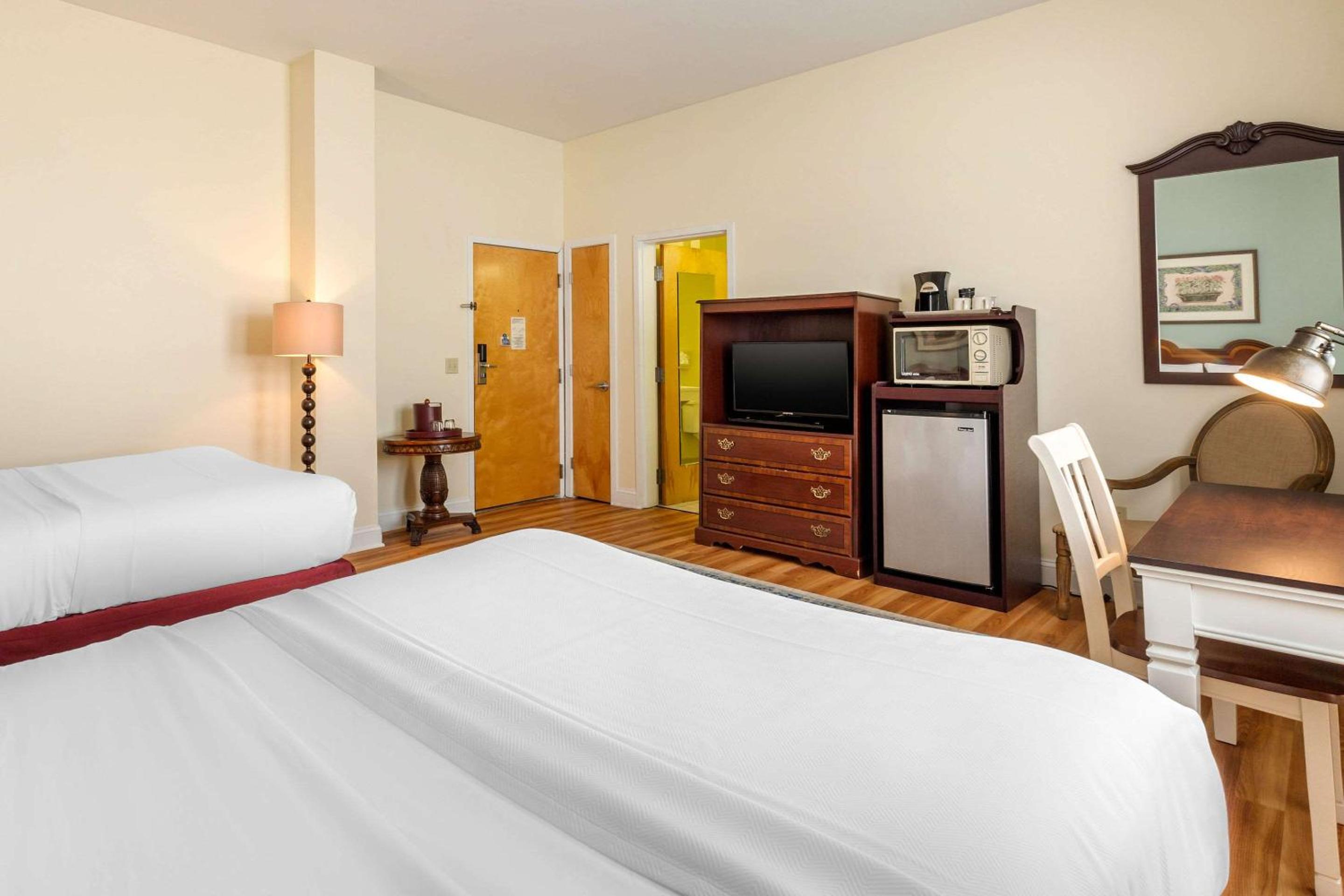 Double Room with Two Double Beds - Non-Smoking - Photo 3