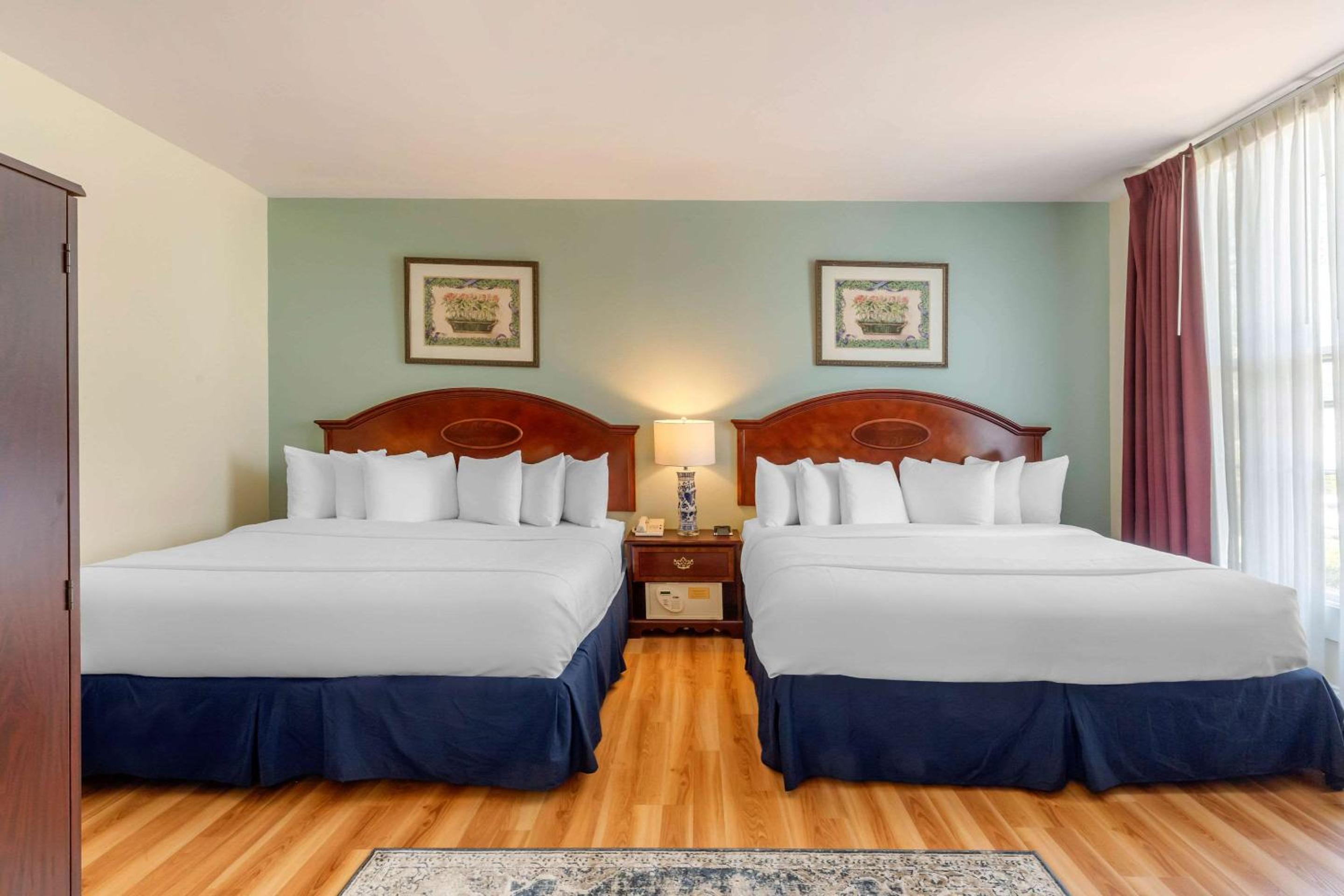 Executive King Suite with Two King Beds - Non-Smoking photo 3