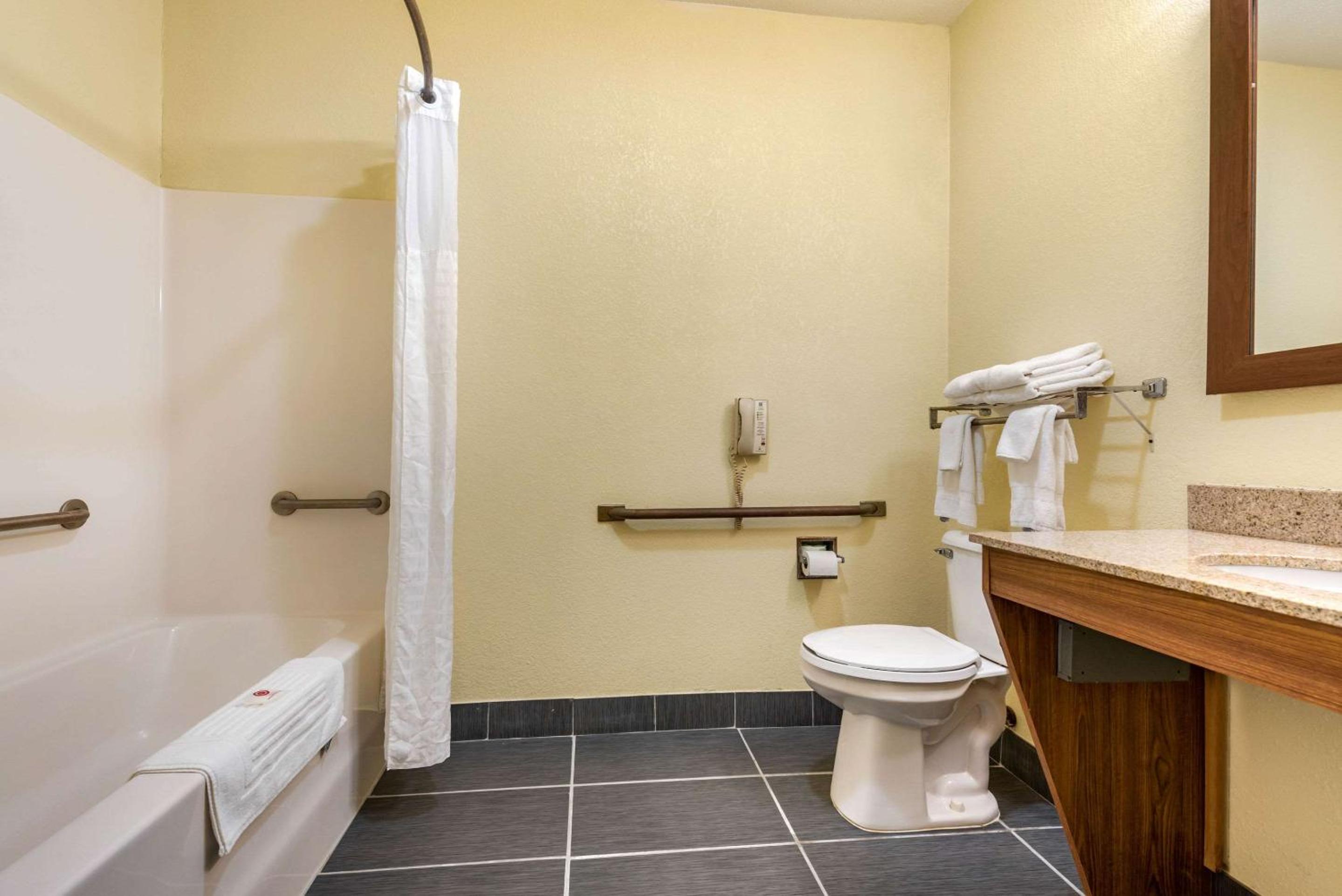 Queen Room - Non-Smoking-Disabilty Access - Photo 2