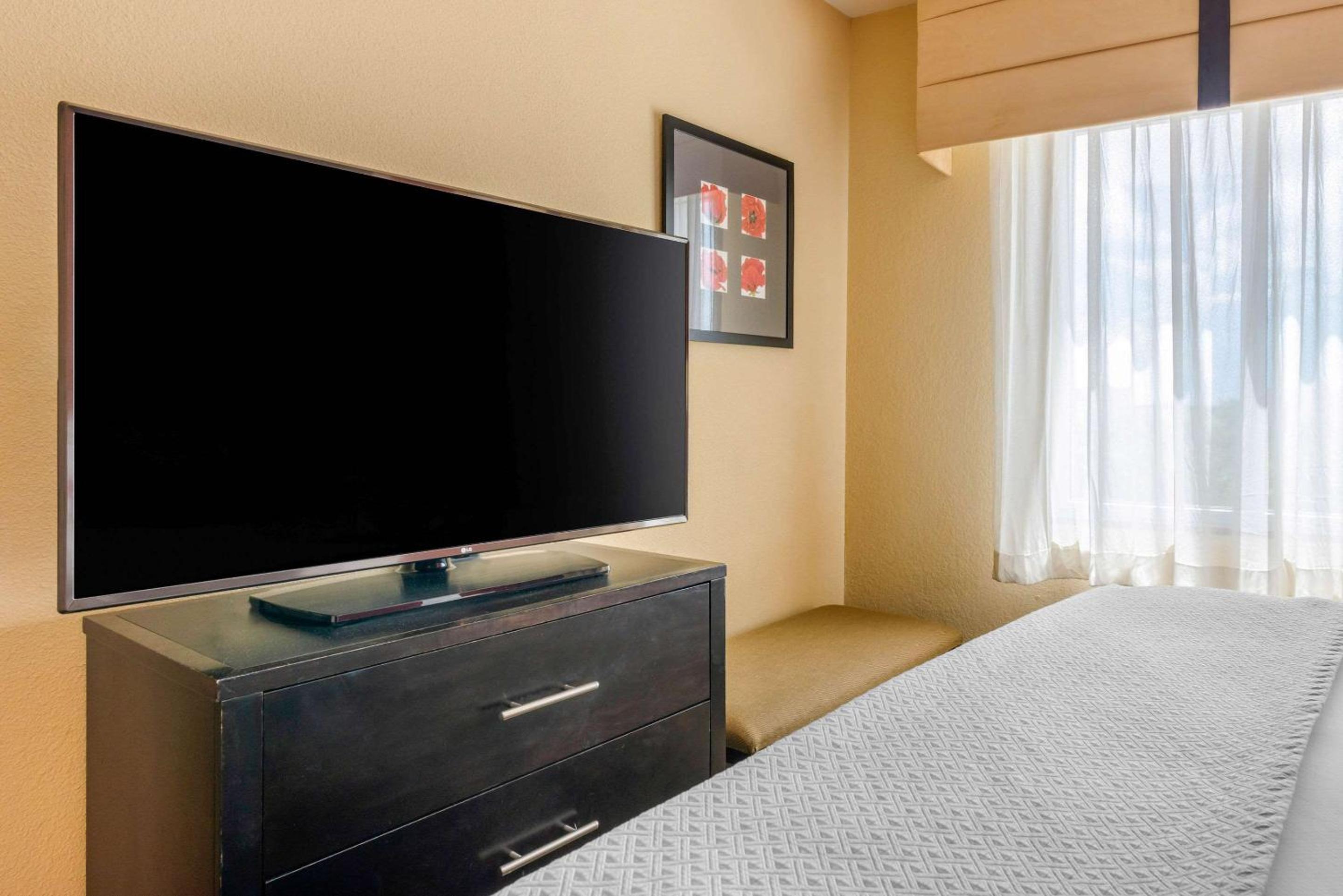 King Suite with Two King Beds and Sofa Bed - Non-Smoking - Photo 7