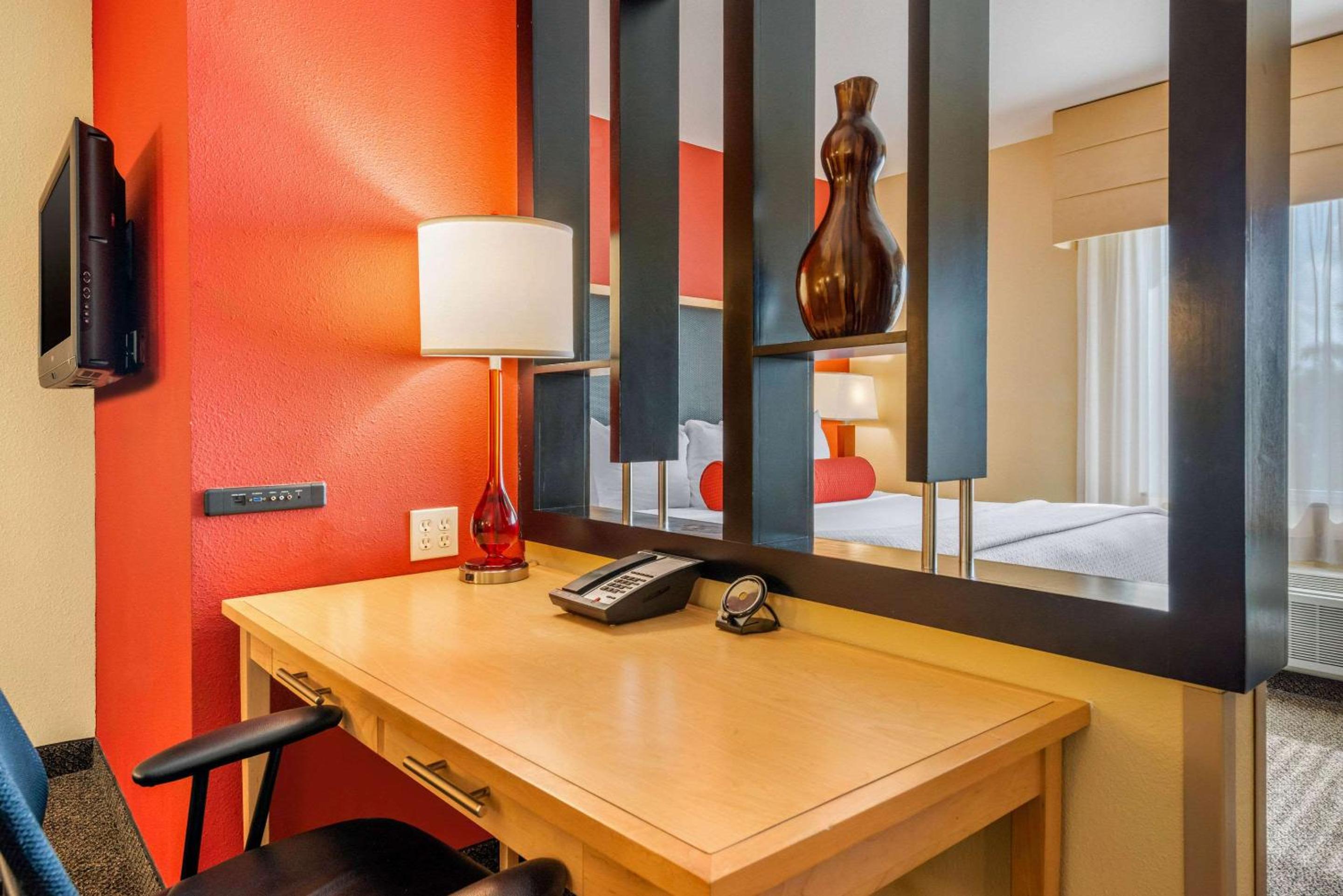 King Room - Non-Smoking - Photo 9