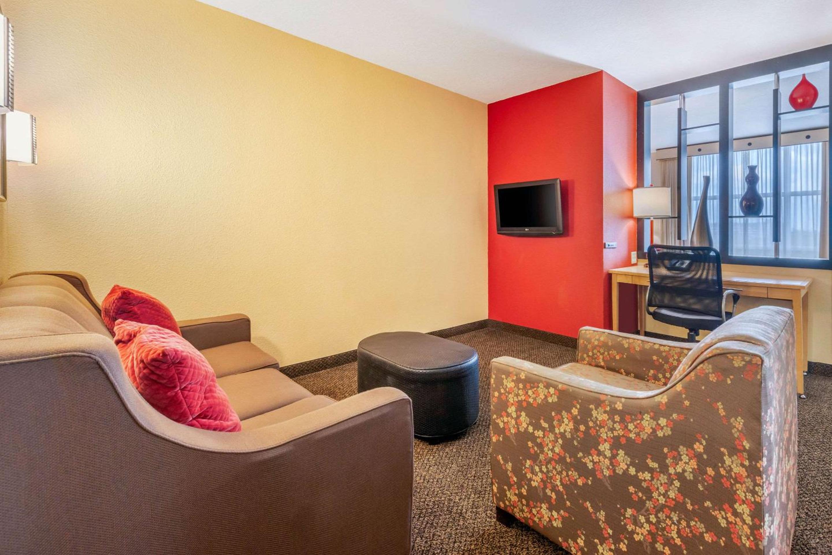King Suite with Two King Beds and Sofa Bed - Non-Smoking - Photo 4