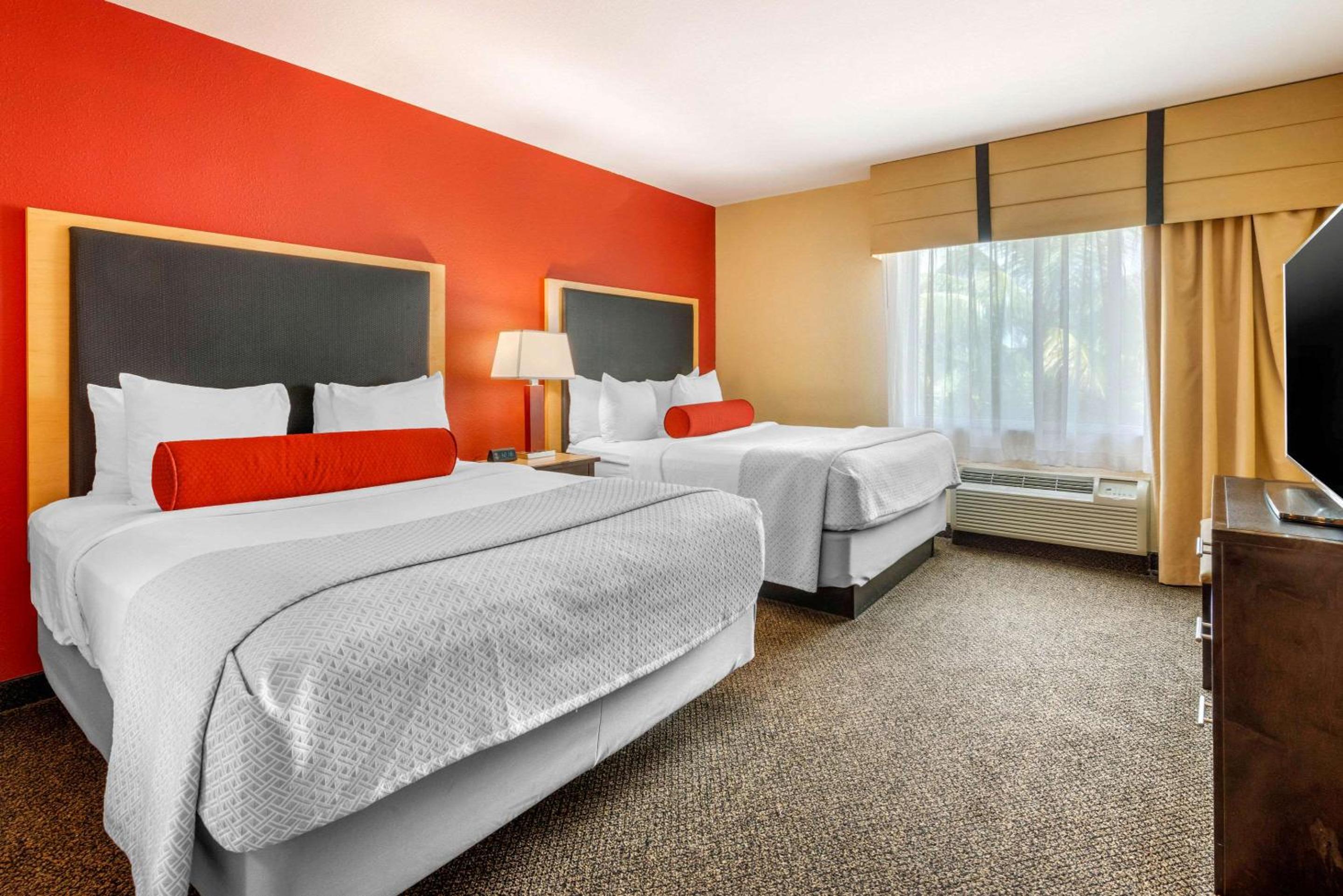 Queen Suite with Two Queen Beds - Photo 7