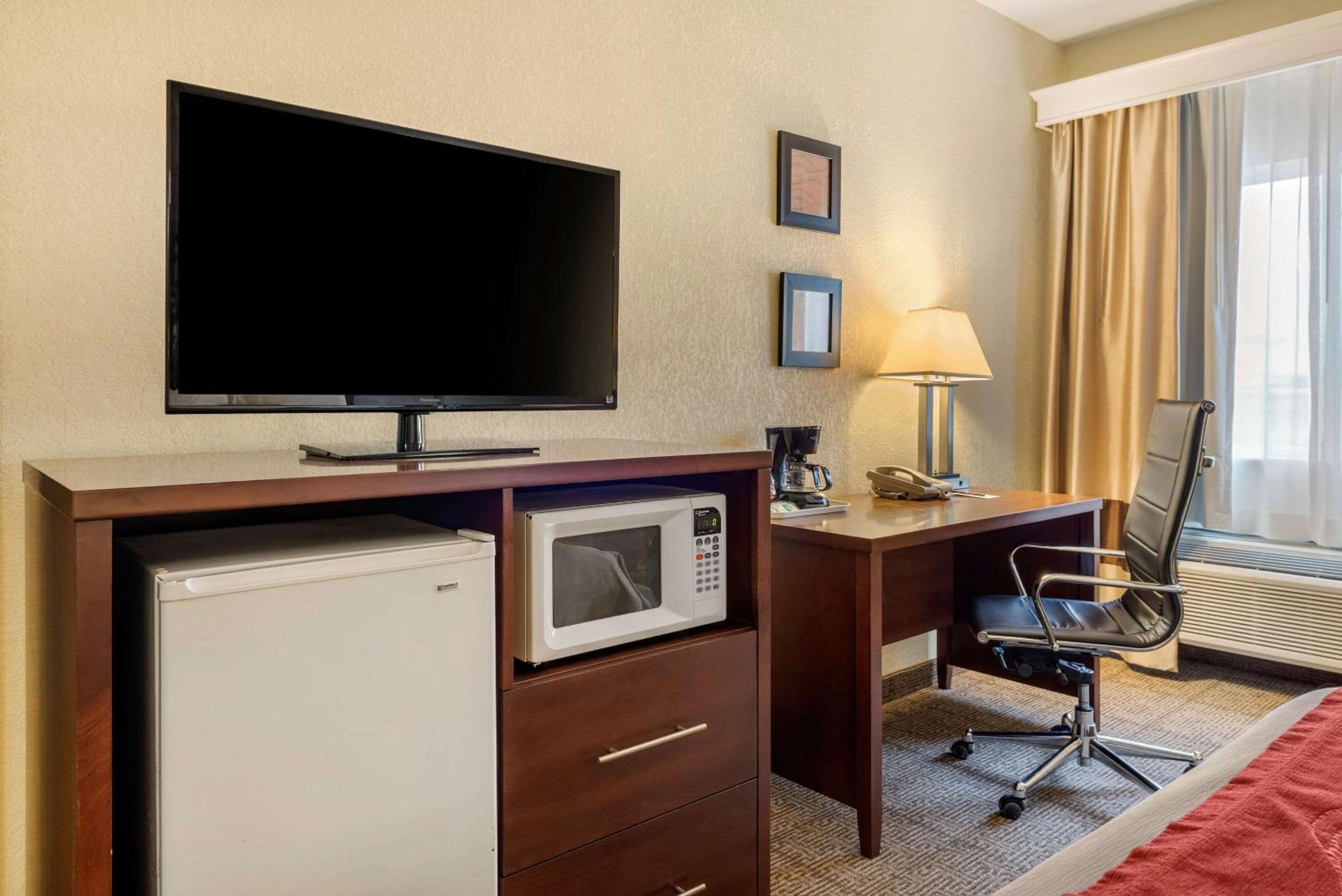 Queen Room - Non-Smoking-Disabilty Access - Photo 1