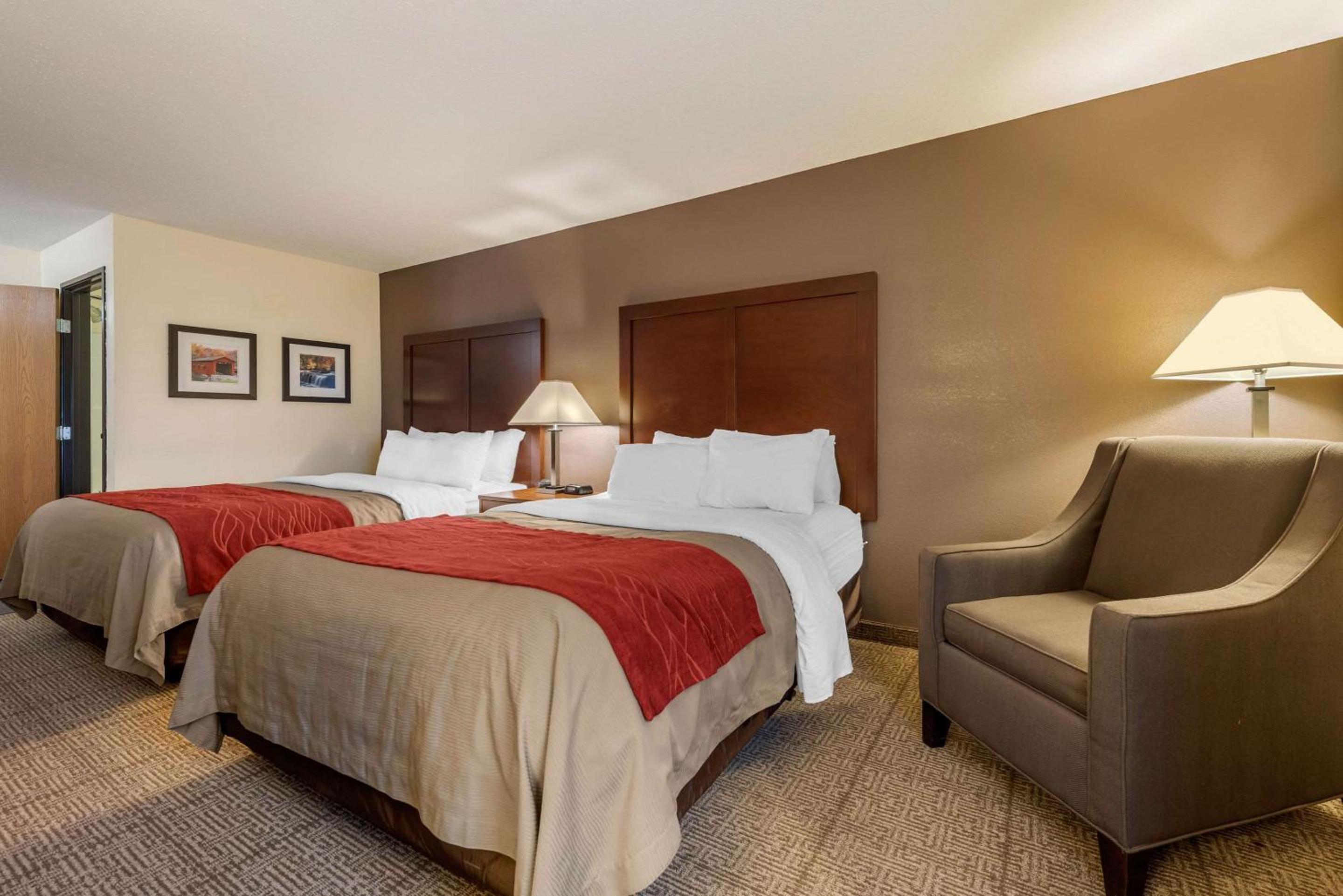 Queen Room with Two Queen Beds - Non-Smoking - Photo 3