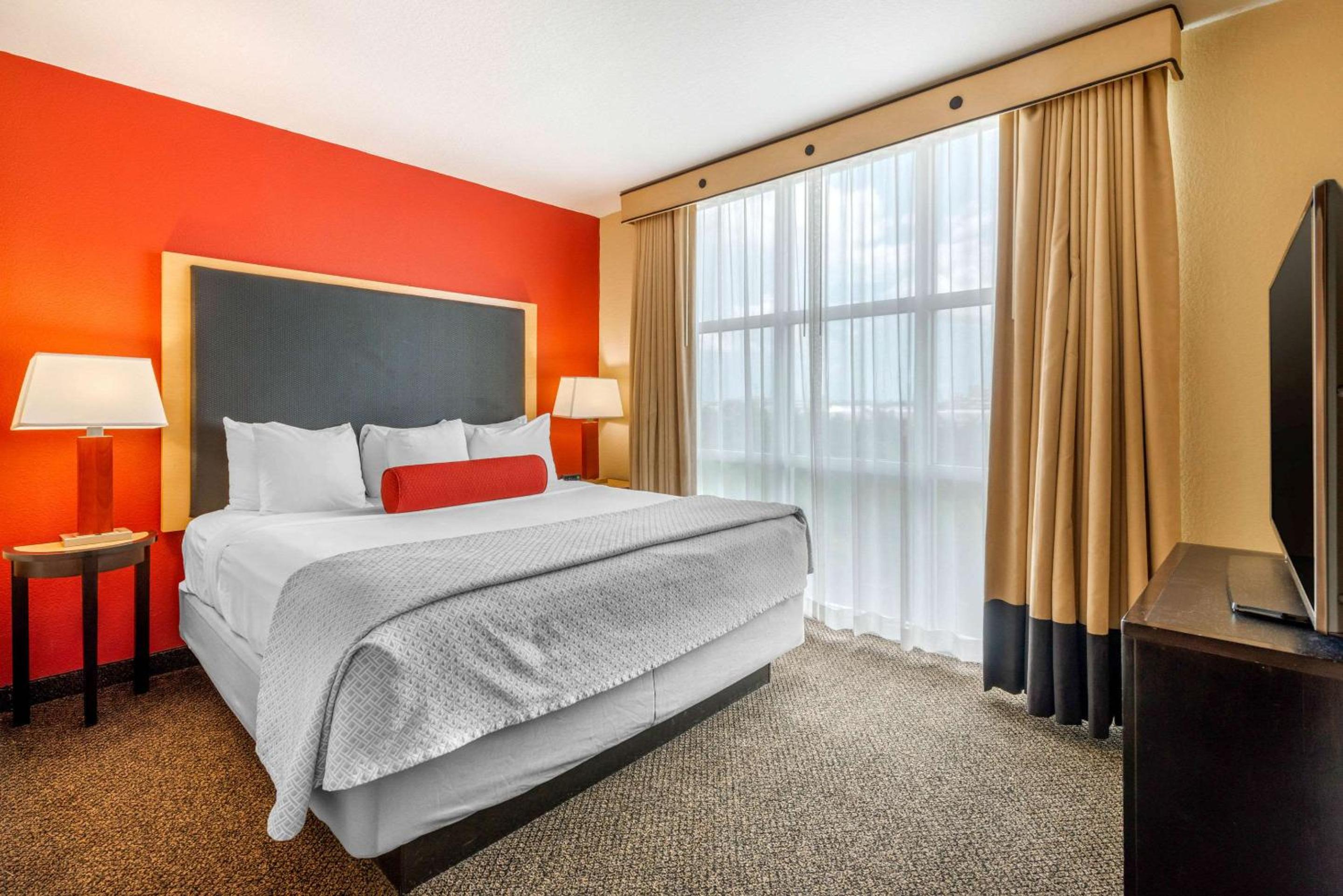 King Suite with Two King Beds and Sofa Bed - Non-Smoking - Photo 5