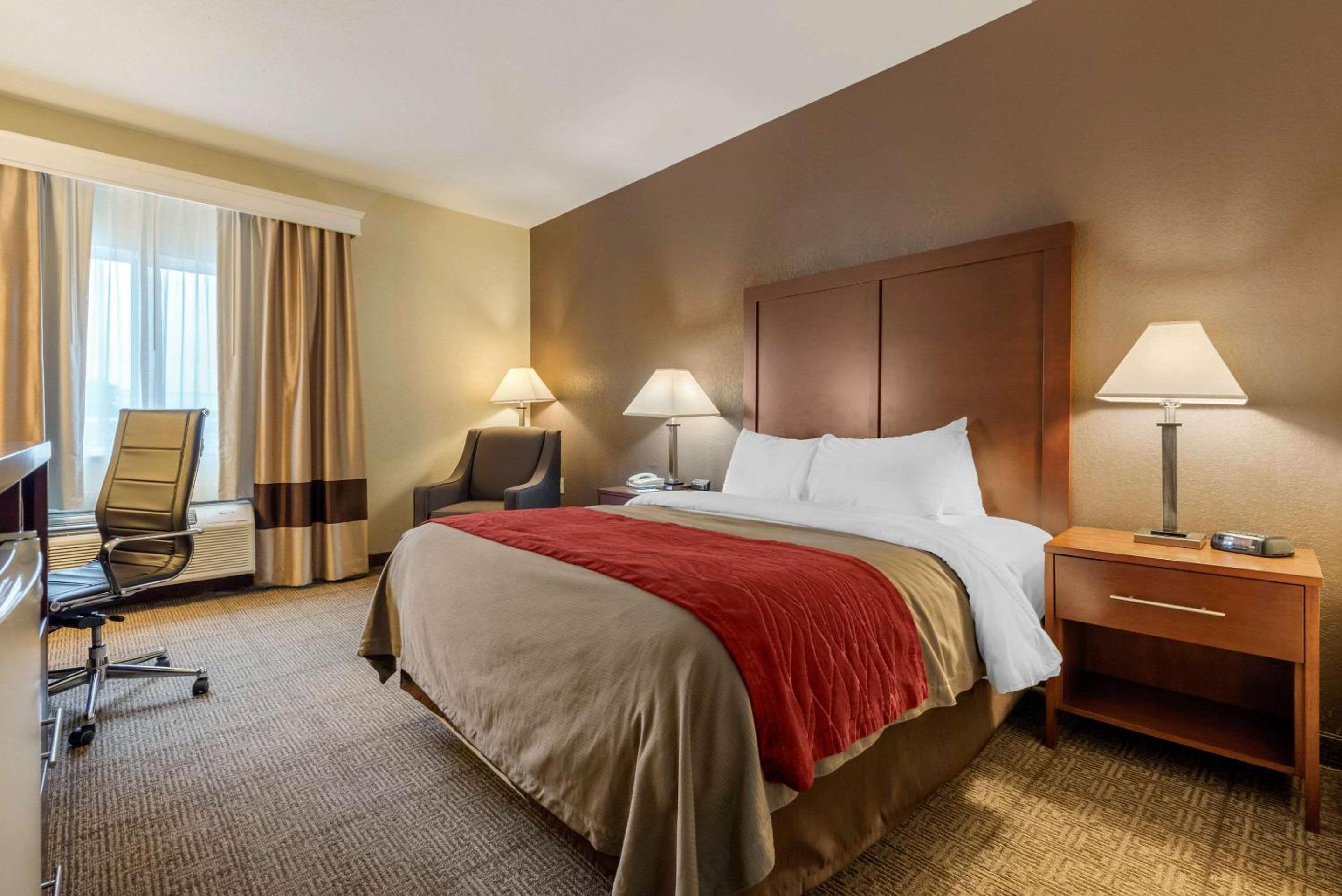 Queen Room - Non-Smoking-Disabilty Access - Photo 3