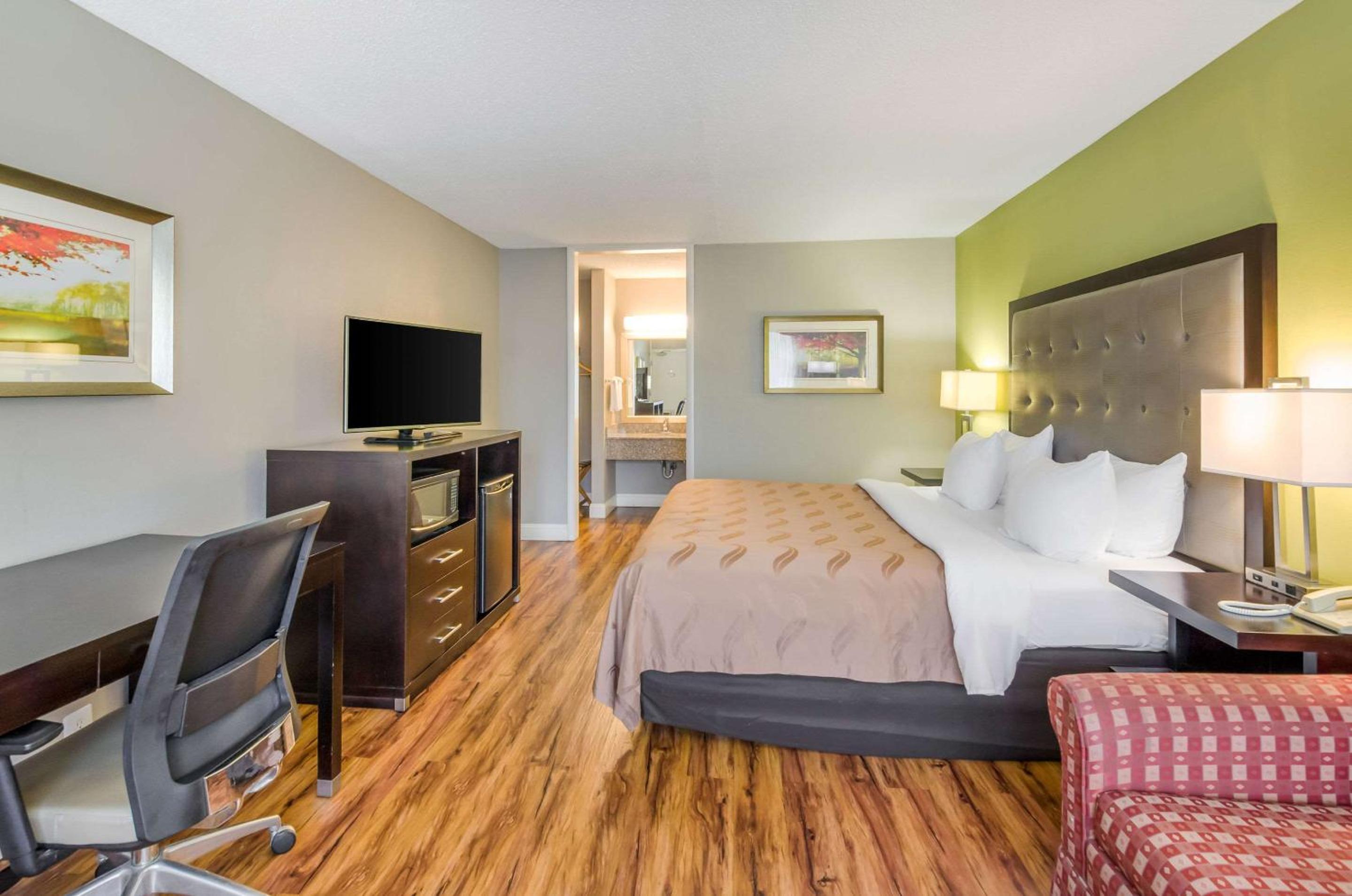 King Room - Non-Smoking - Photo 2