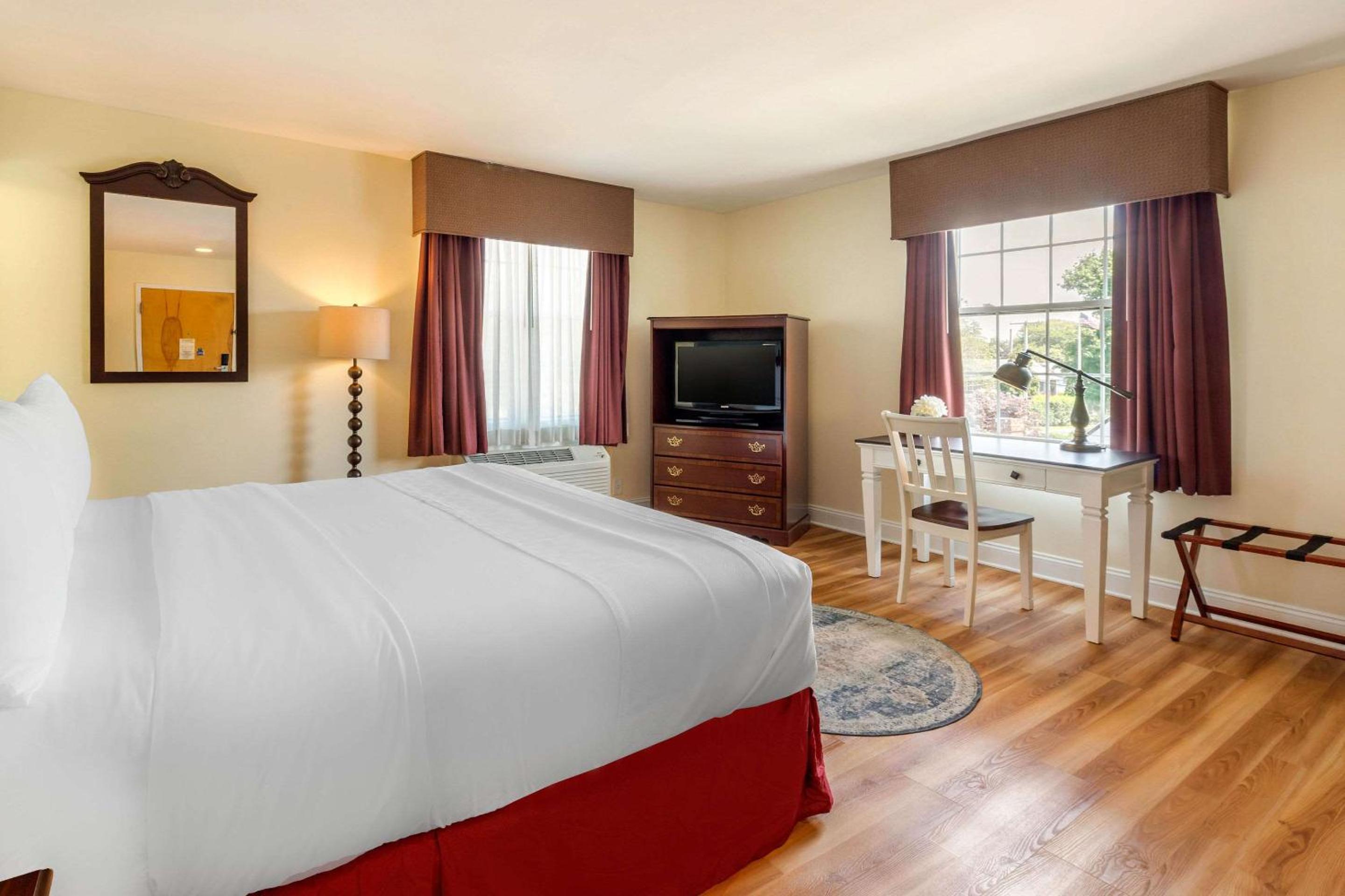 King Room - Non-Smoking - Photo 3