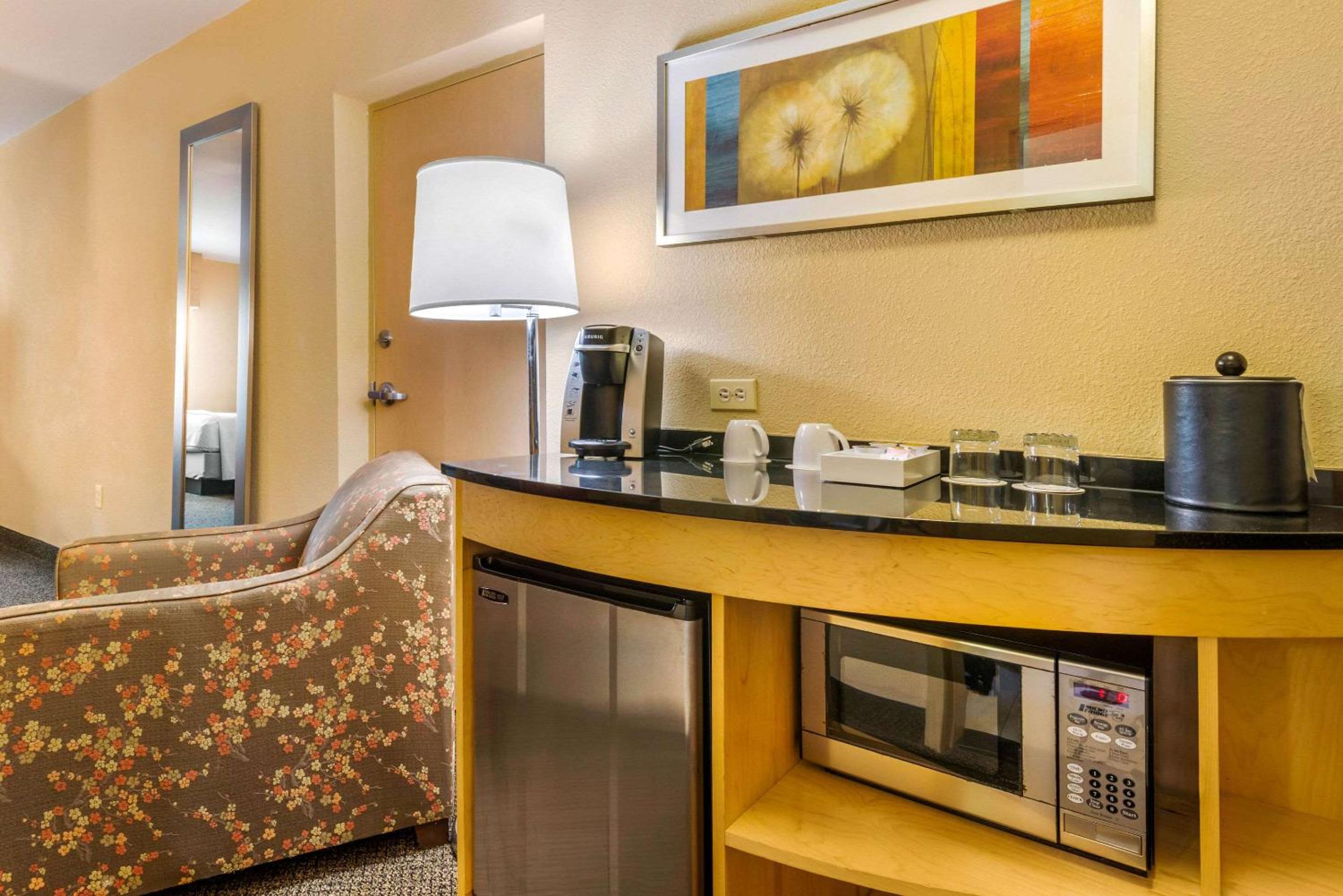 Queen Suite with Two Queen Beds - Photo 2