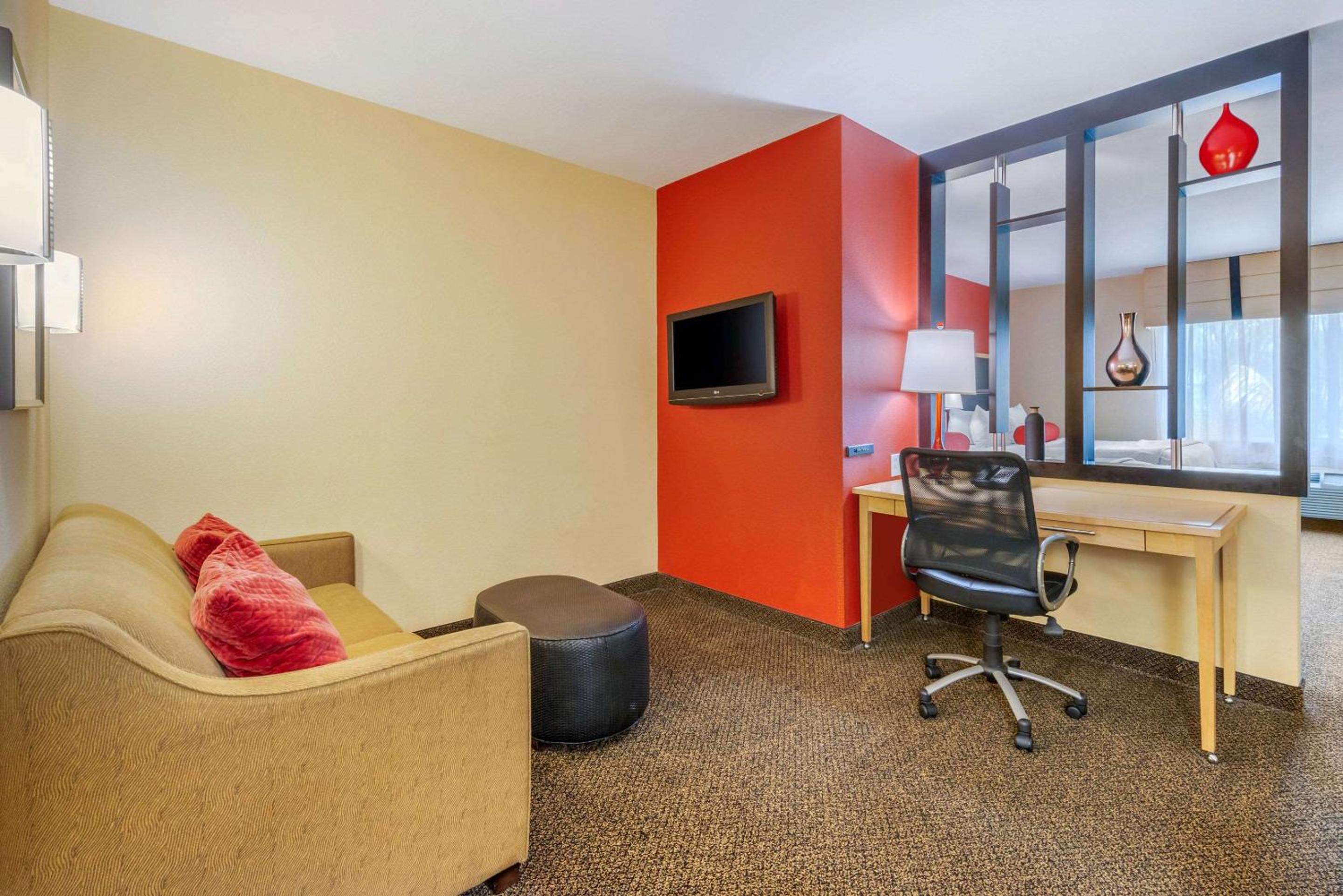 Queen Suite with Two Queen Beds - Photo 10