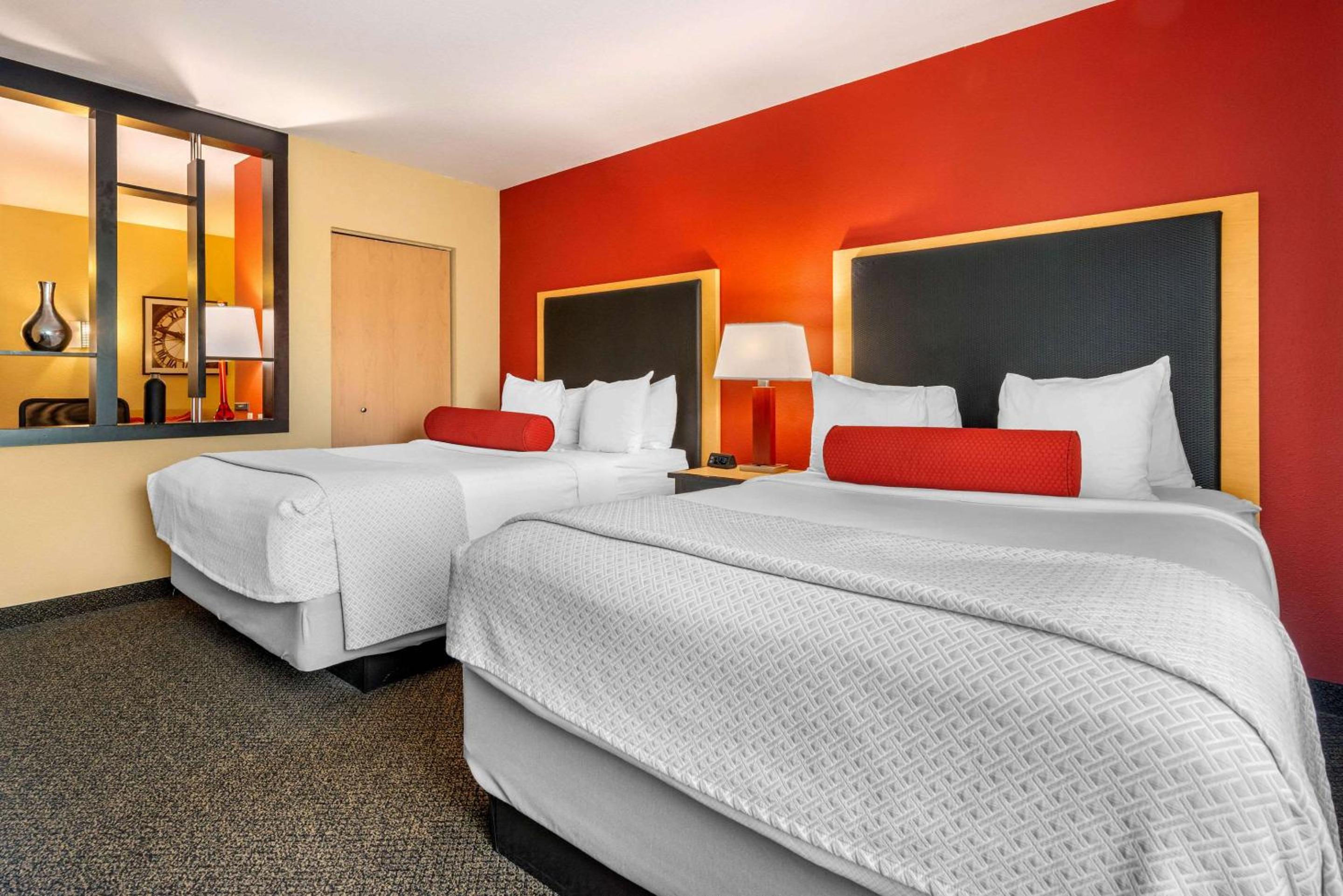 Queen Suite with Two Queen Beds - Photo 3