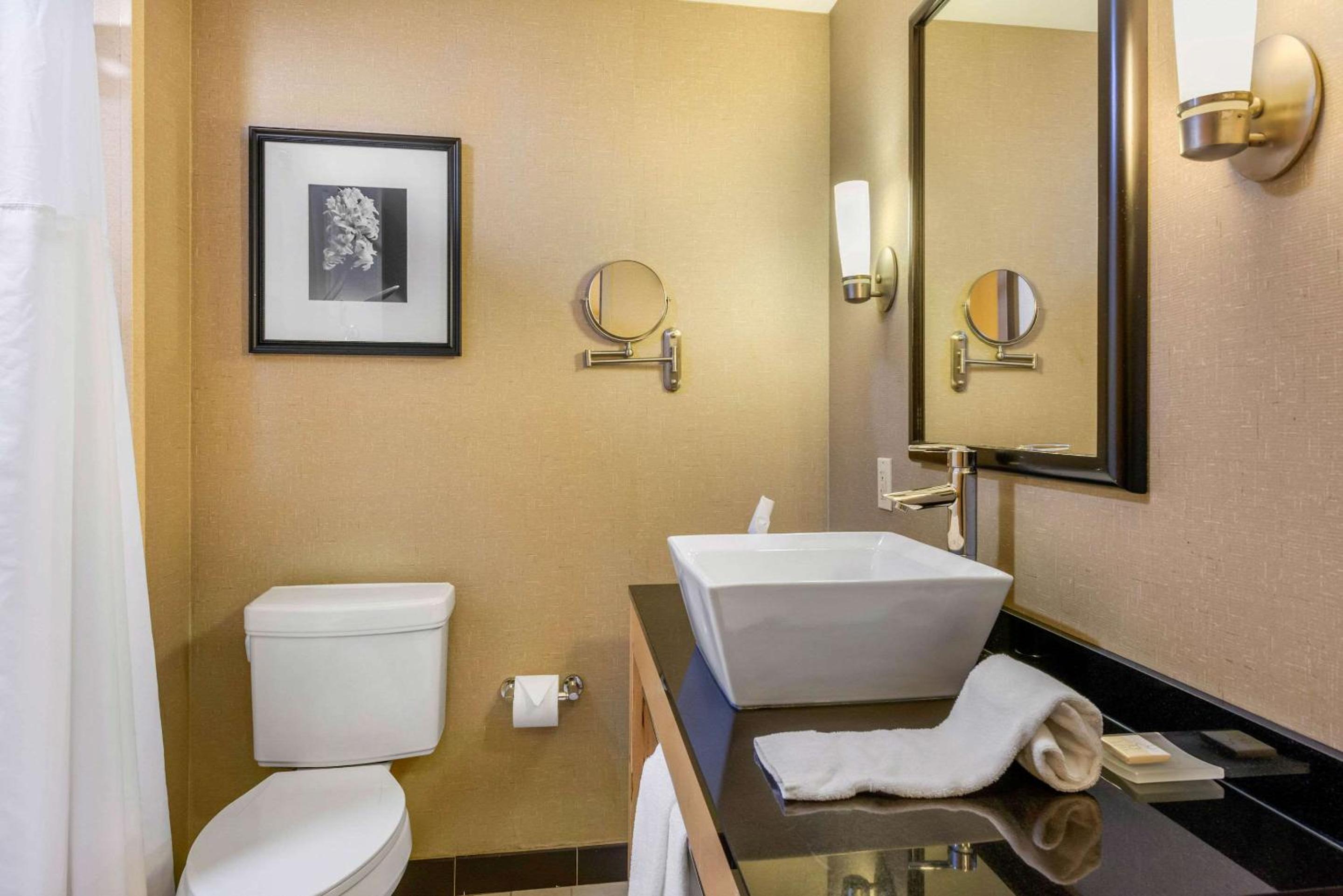 Queen Suite with Two Queen Beds - Photo 4