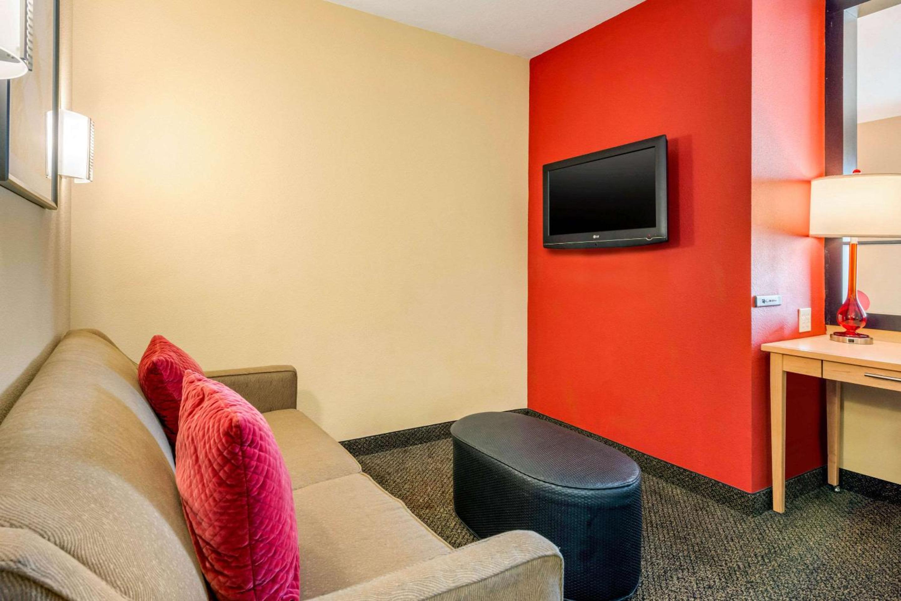 King Room - Non-Smoking - Photo 5