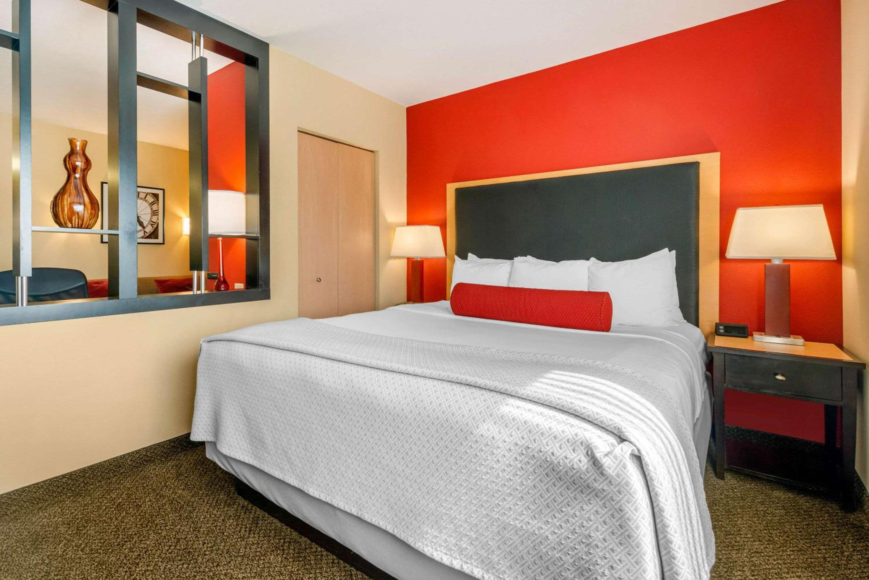 King Room - Non-Smoking - Photo 3