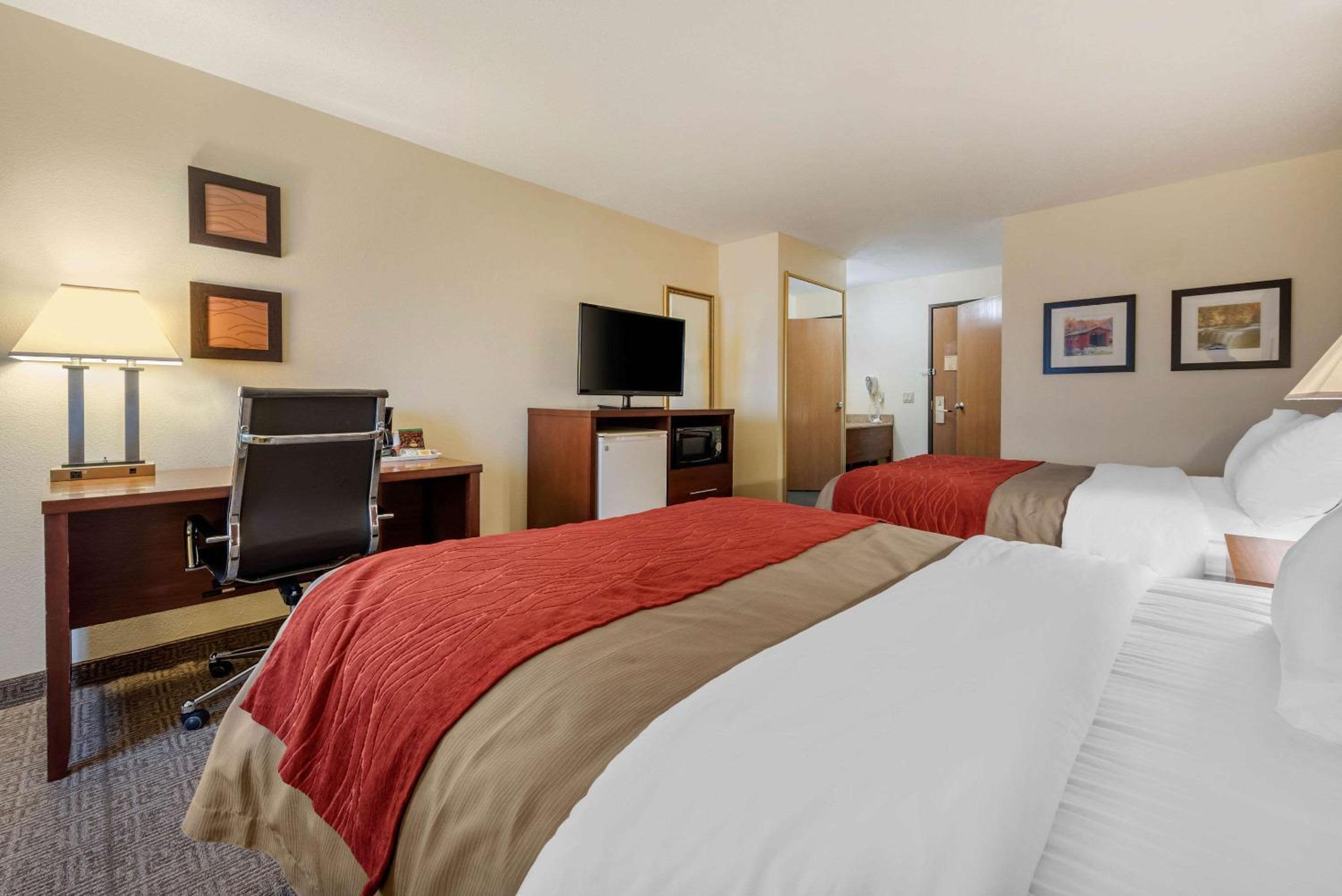 Queen Room with Two Queen Beds - Non-Smoking - Photo 4