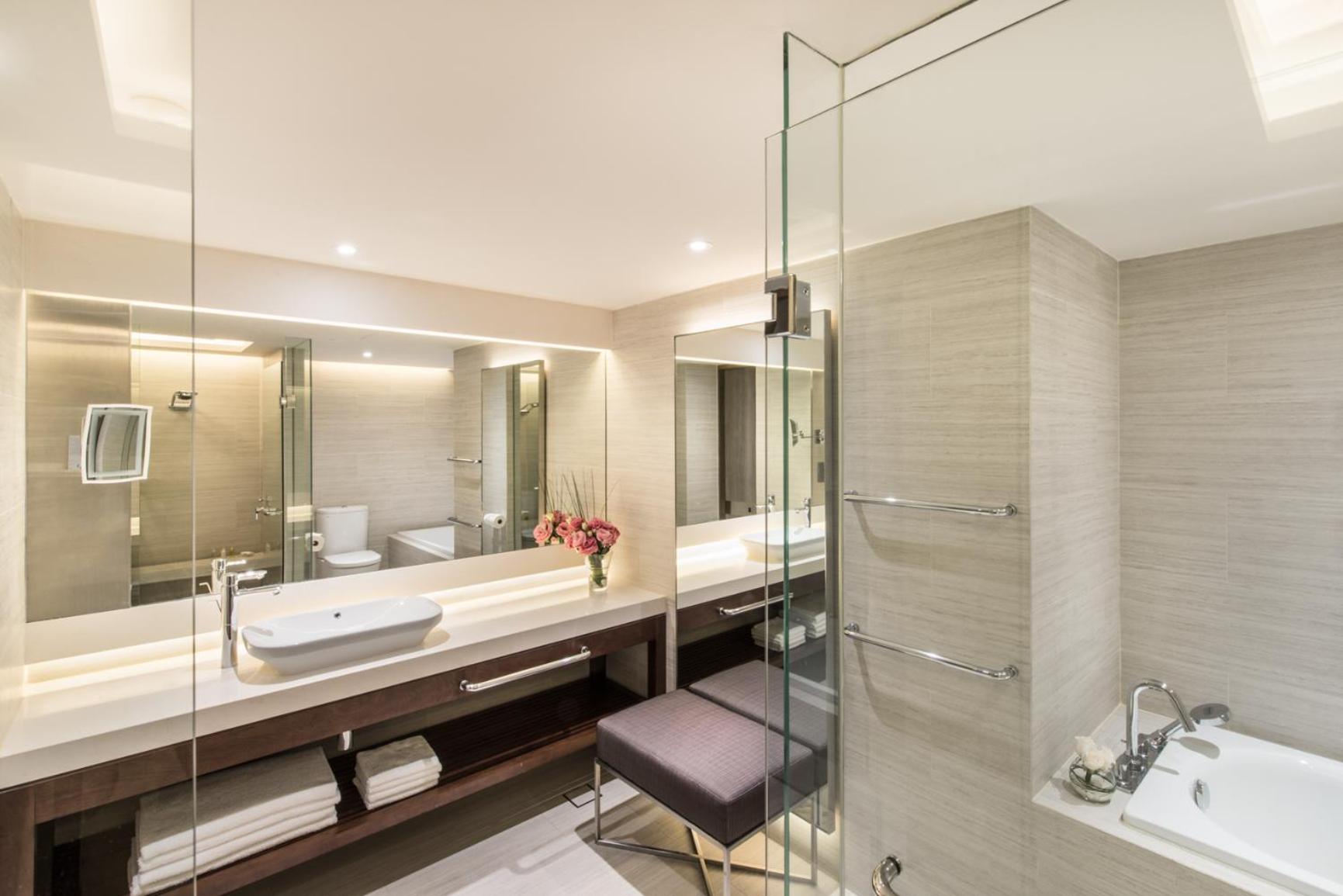Skyline Suite, City View, Lounge Access, High Floor photo 2