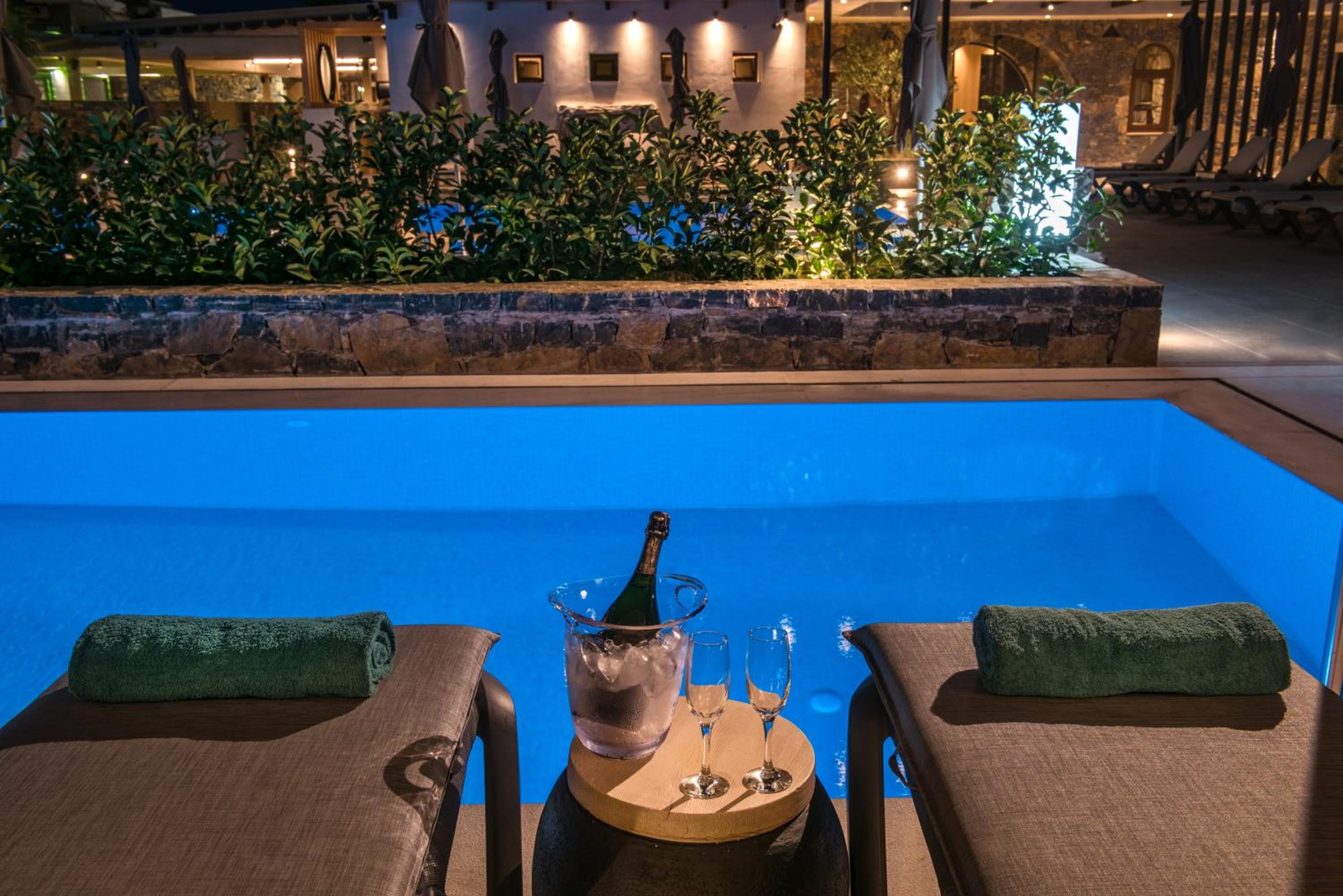 Executive Junior Suite with Shared Pool thumbnail 6
