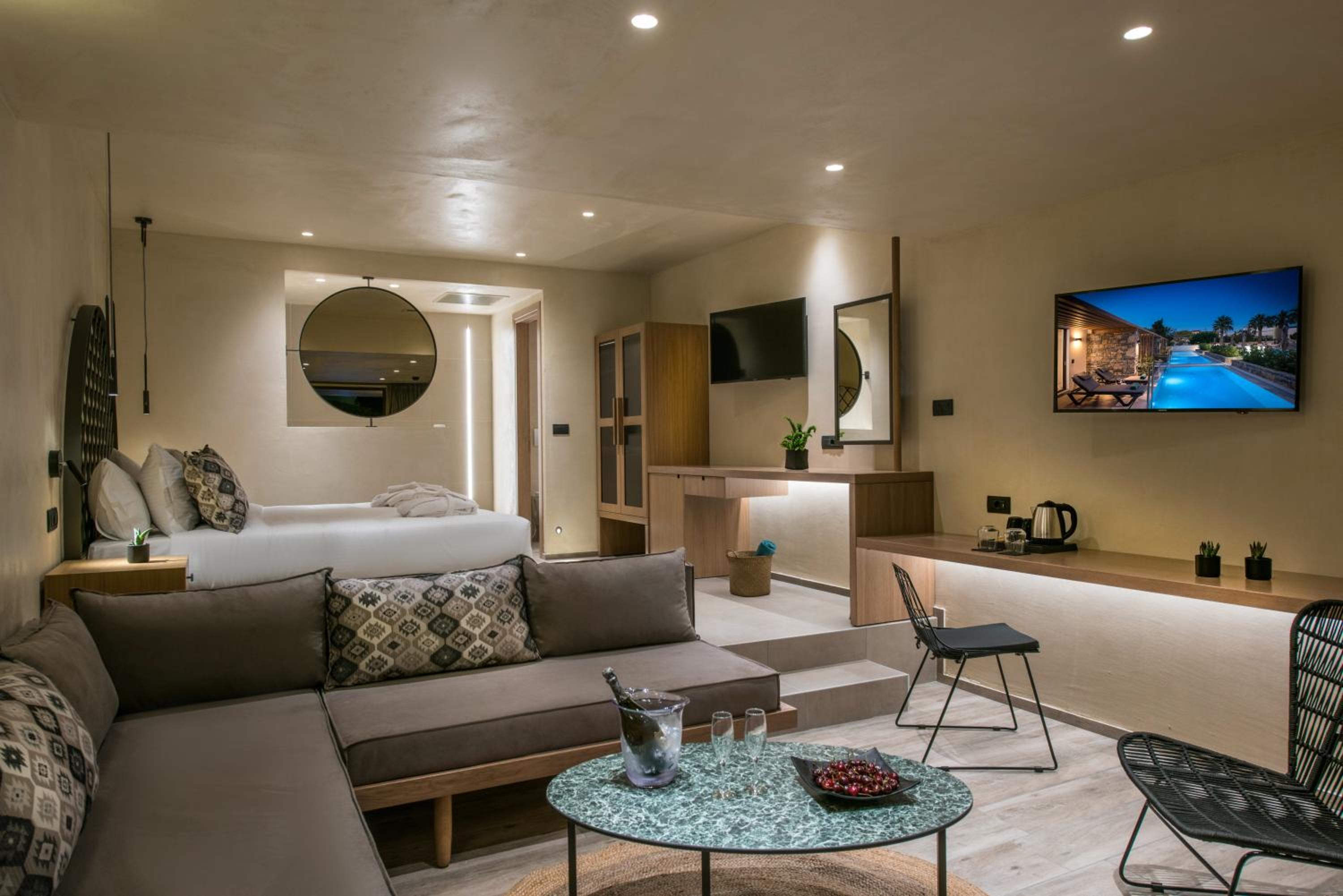 Executive Junior Suite with Shared Pool thumbnail 5