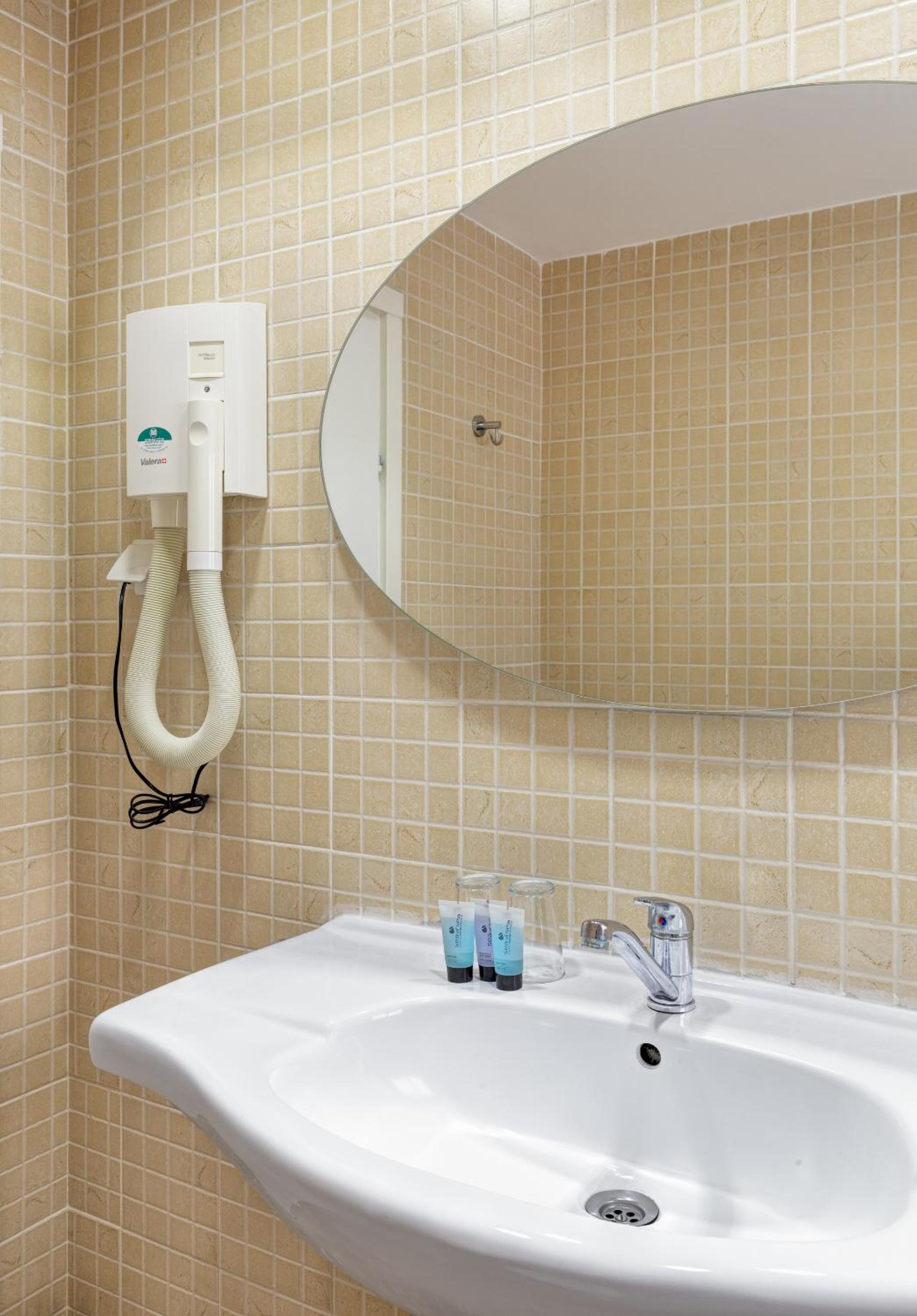 Double or Twin Room - Photo 10