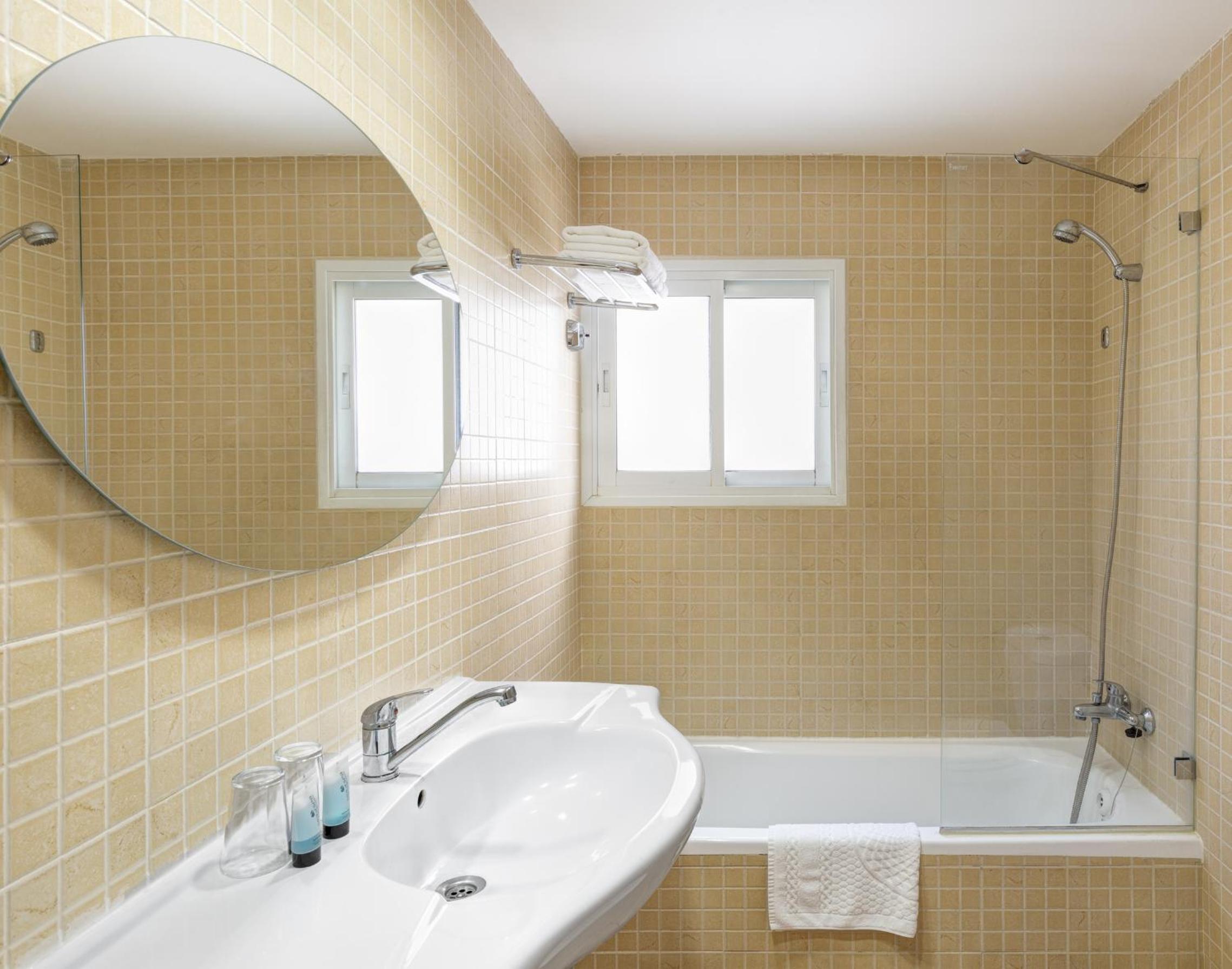 Double or Twin Room - Photo 8