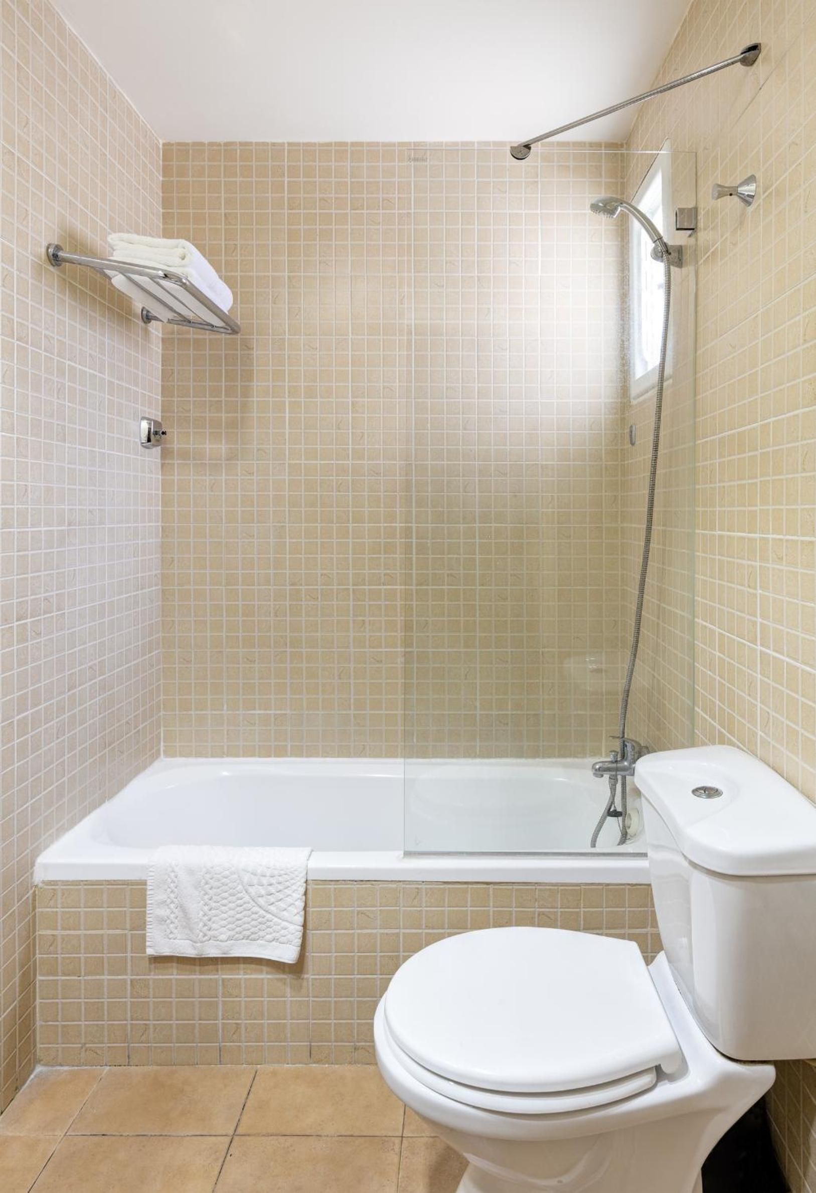 Double or Twin Room - Photo 9