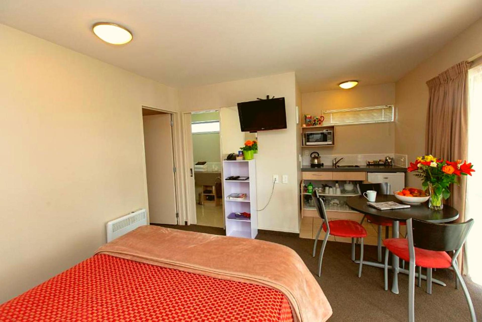 One-Bedroom Suite - Photo 3