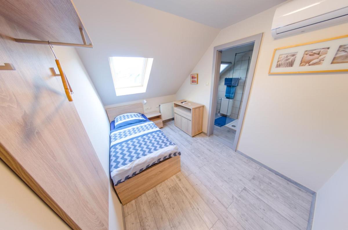 Single Room with Bath photo 2