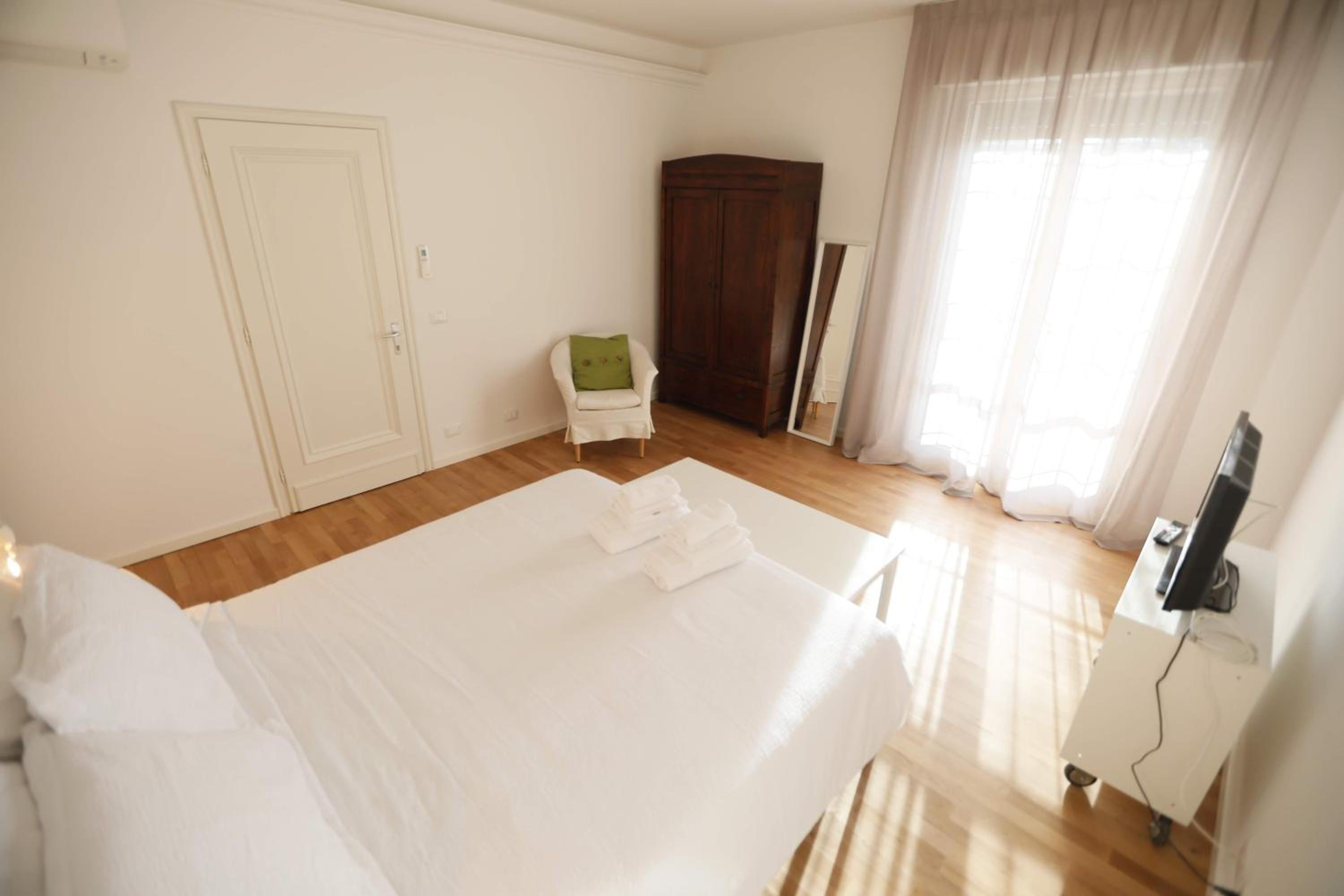 Double Room with Private Bathroom - Photo 4