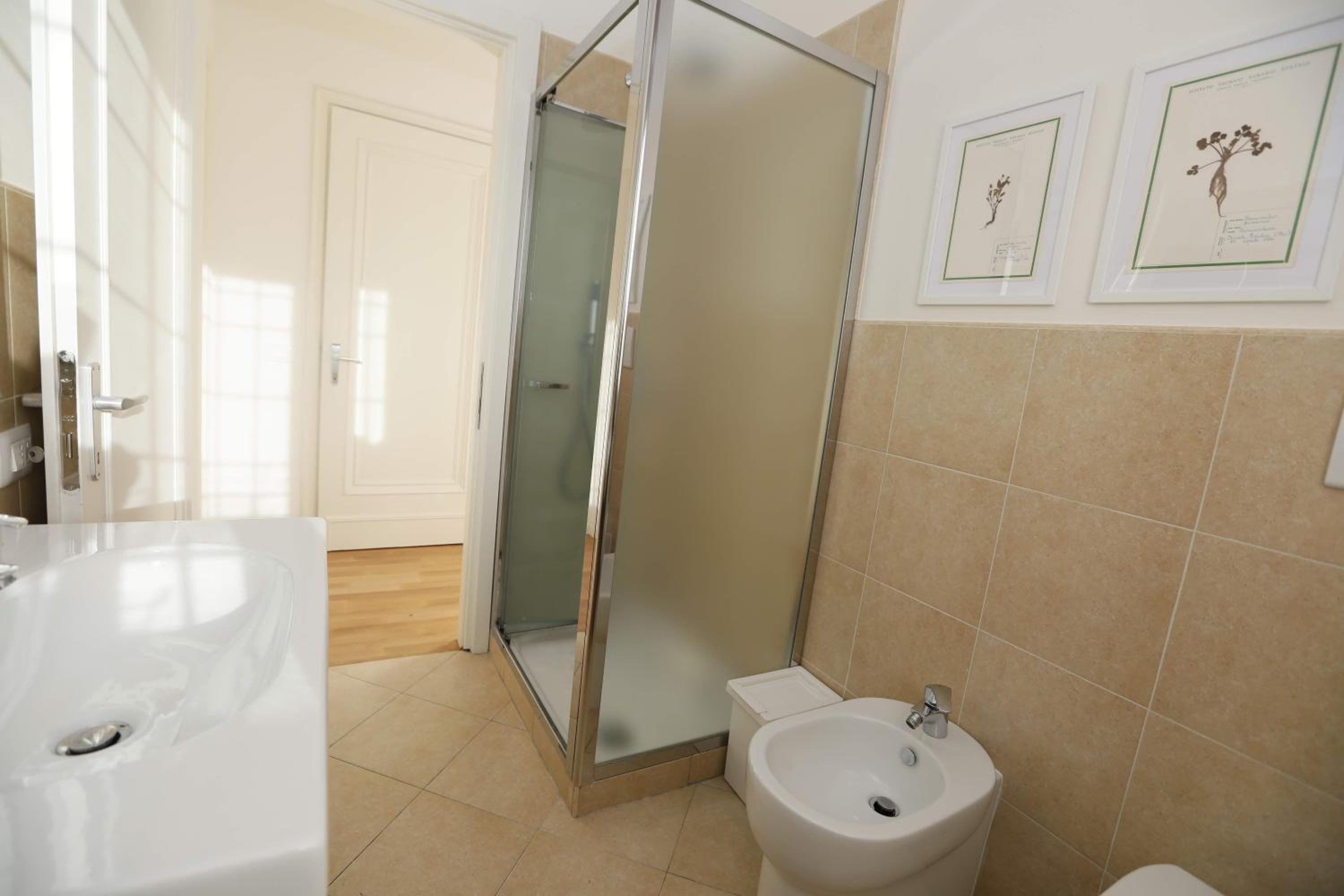 Double Room with Private Bathroom - Photo 5