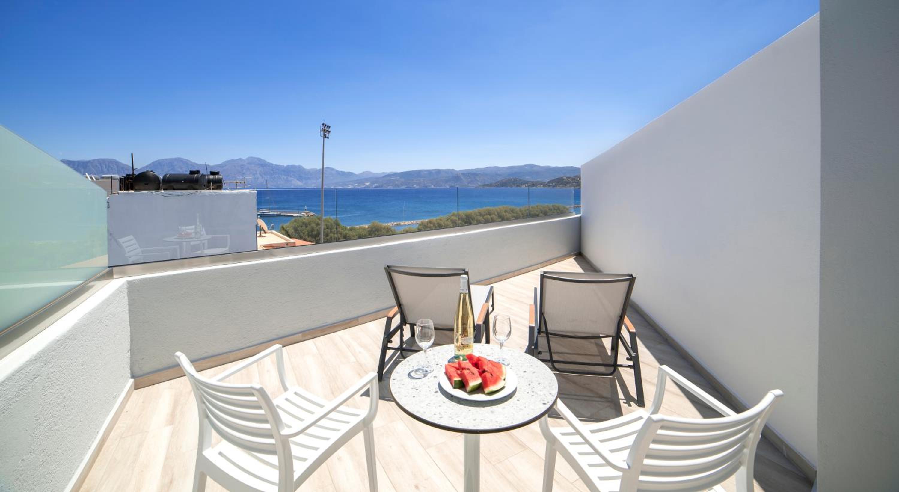 Deluxe Double Room with Sea View and minipool - Photo 9