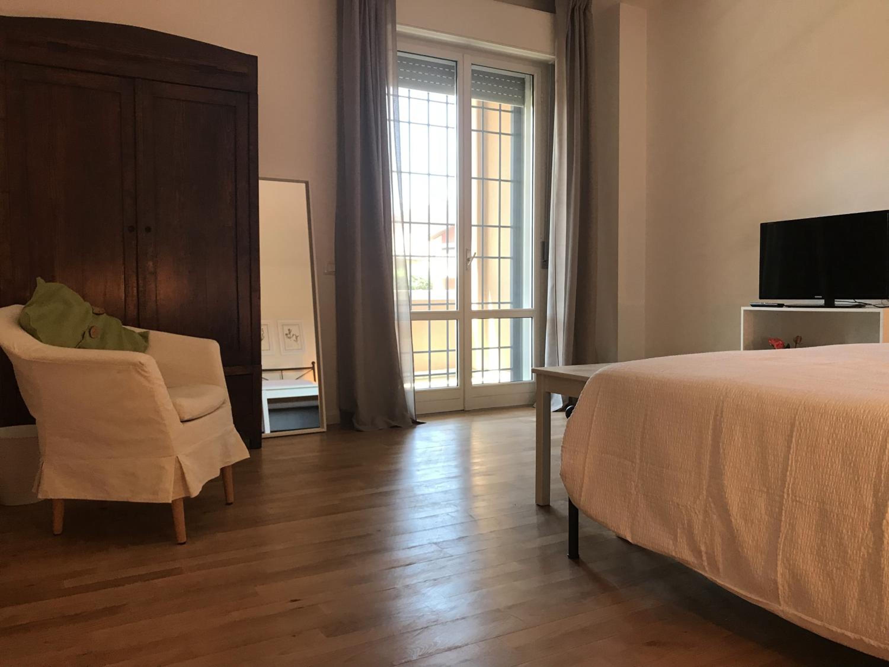 Double Room with Private Bathroom - Photo 2