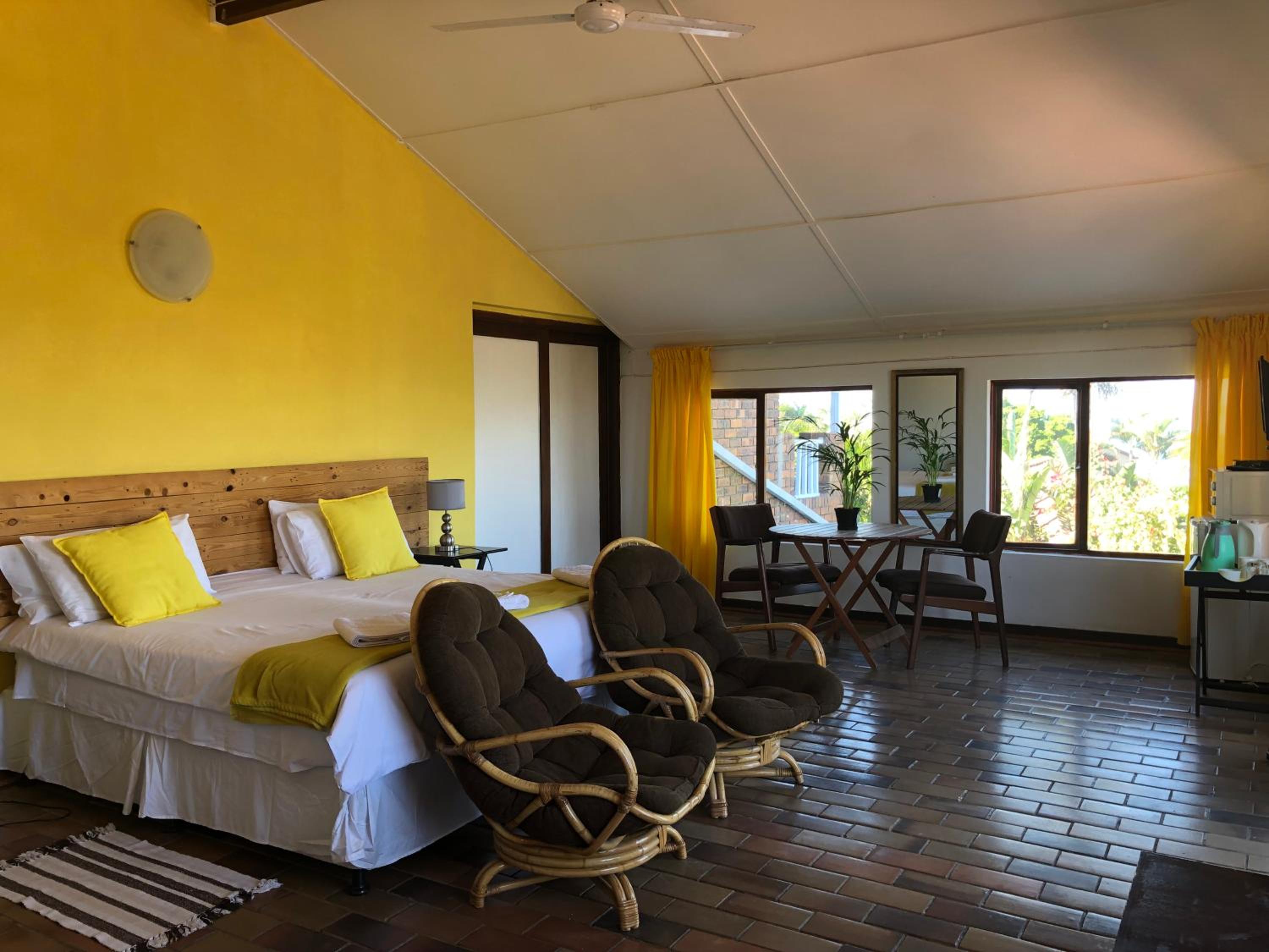 King Room with Balcony - Photo 7