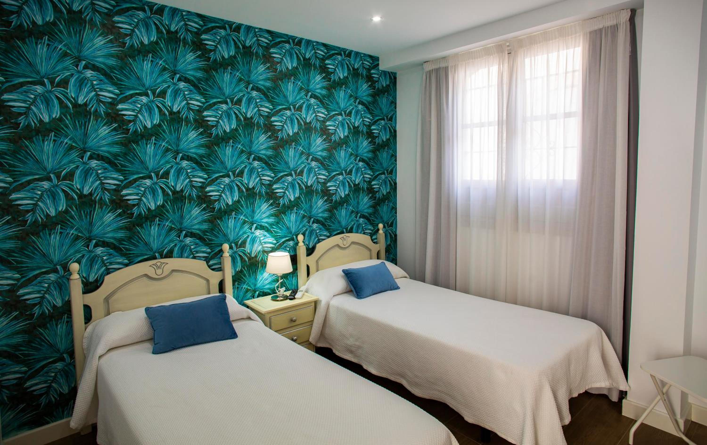 Twin Room thumbnail 5