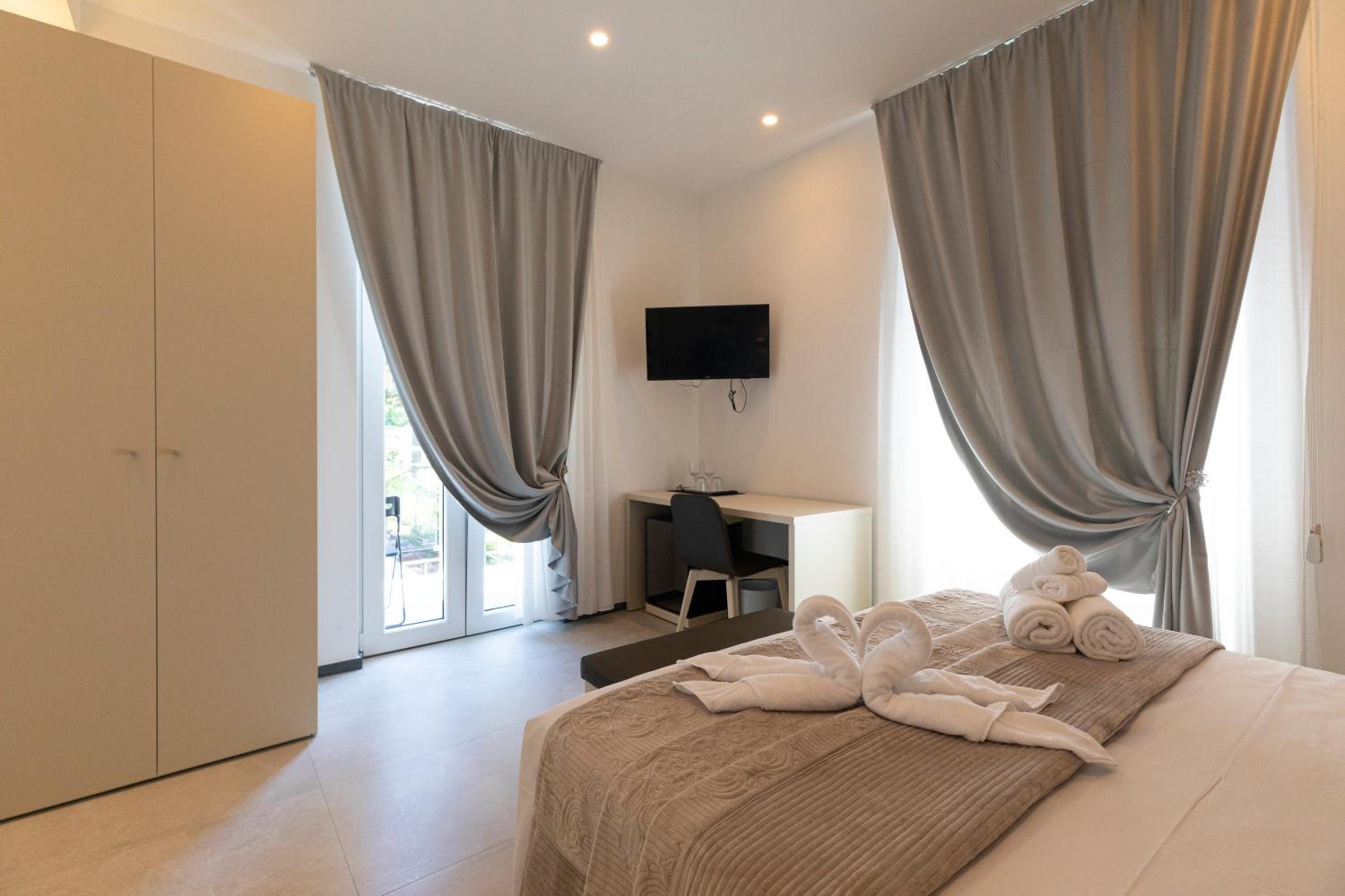 Double or Twin Room with Private Bathroom - Photo 3